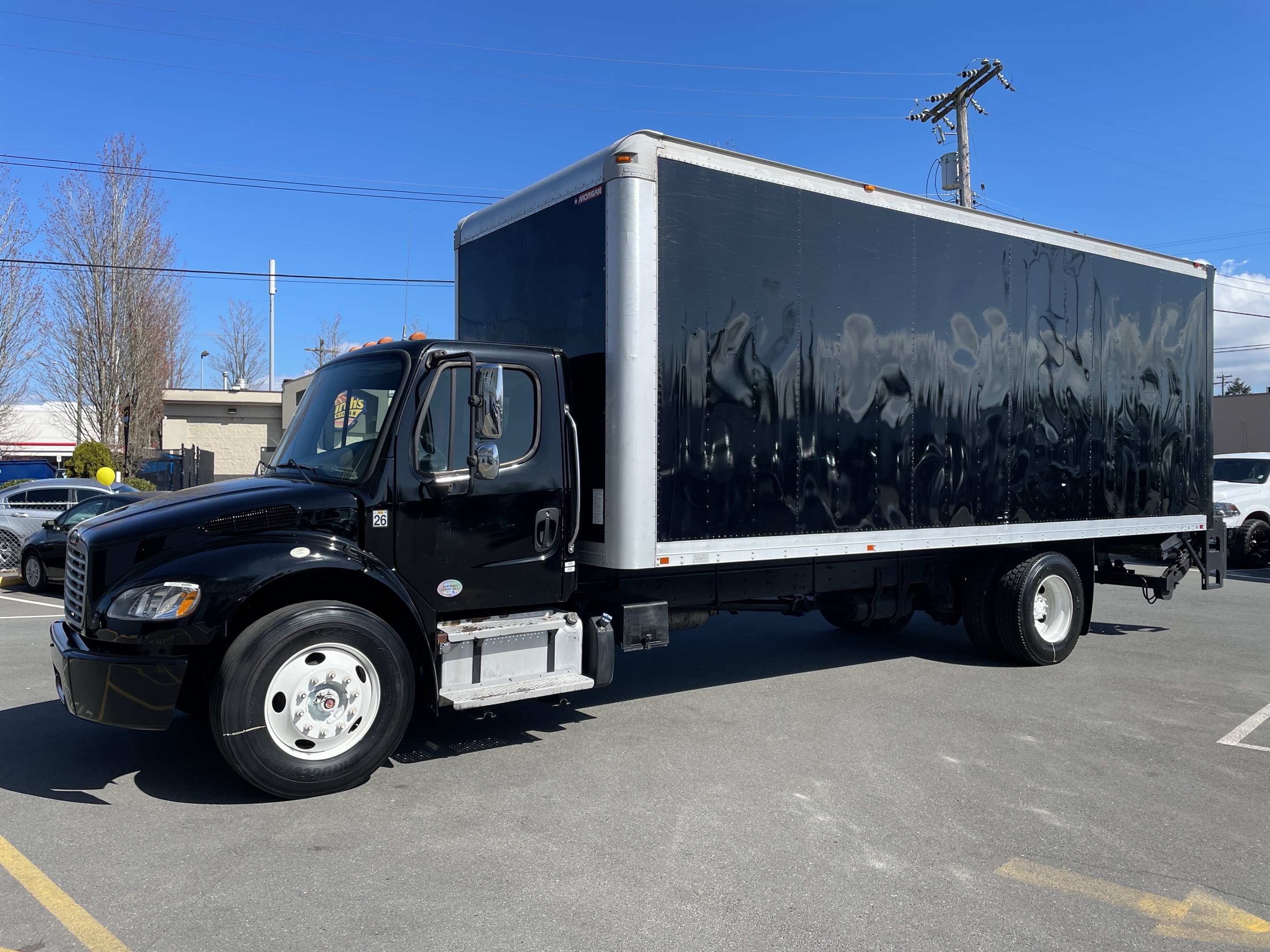 2016 Freightliner BUSINESS CLASS M2 106  DRY BOX + POWER TAILGATE + WOOD FLOOR