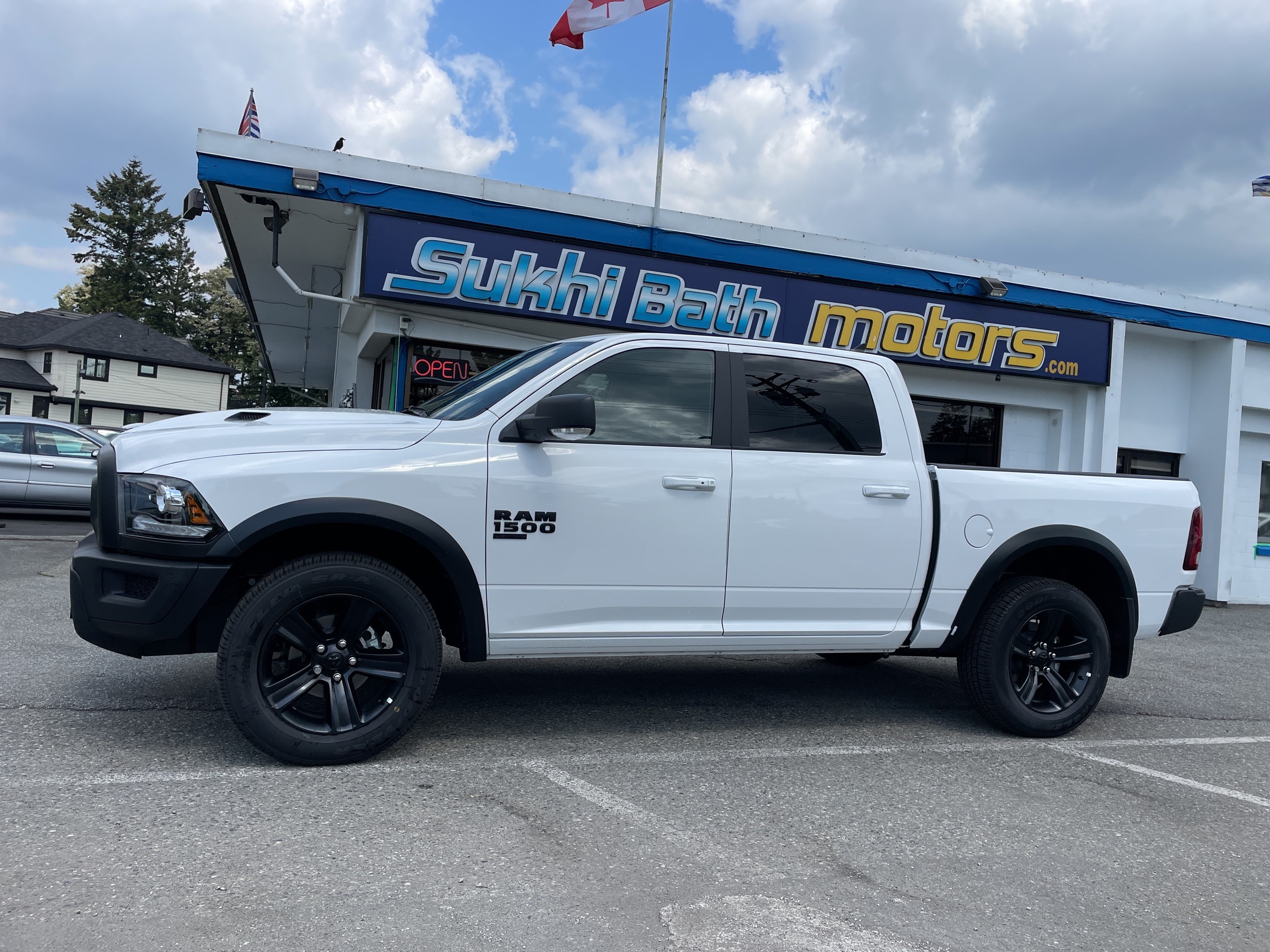 2022 Ram 1500 Classic WARLOCK 4x4 + CREW CAB + UCONNECT + ONLY 800 KM!