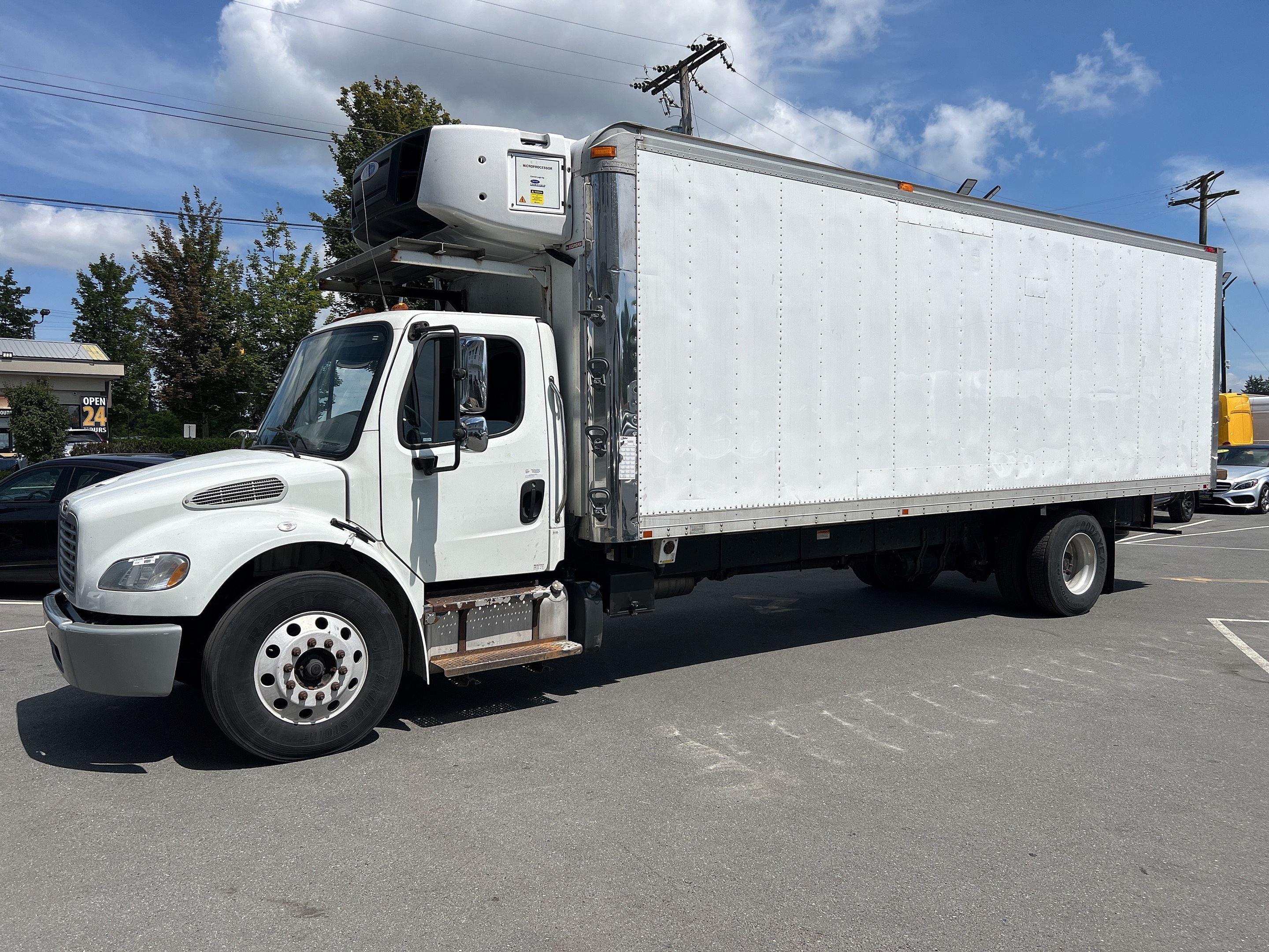 2015 Freightliner BUSINESS CLASS M2 106 REEFER BOX + CARRIER REEFER WITH LOW HOURS