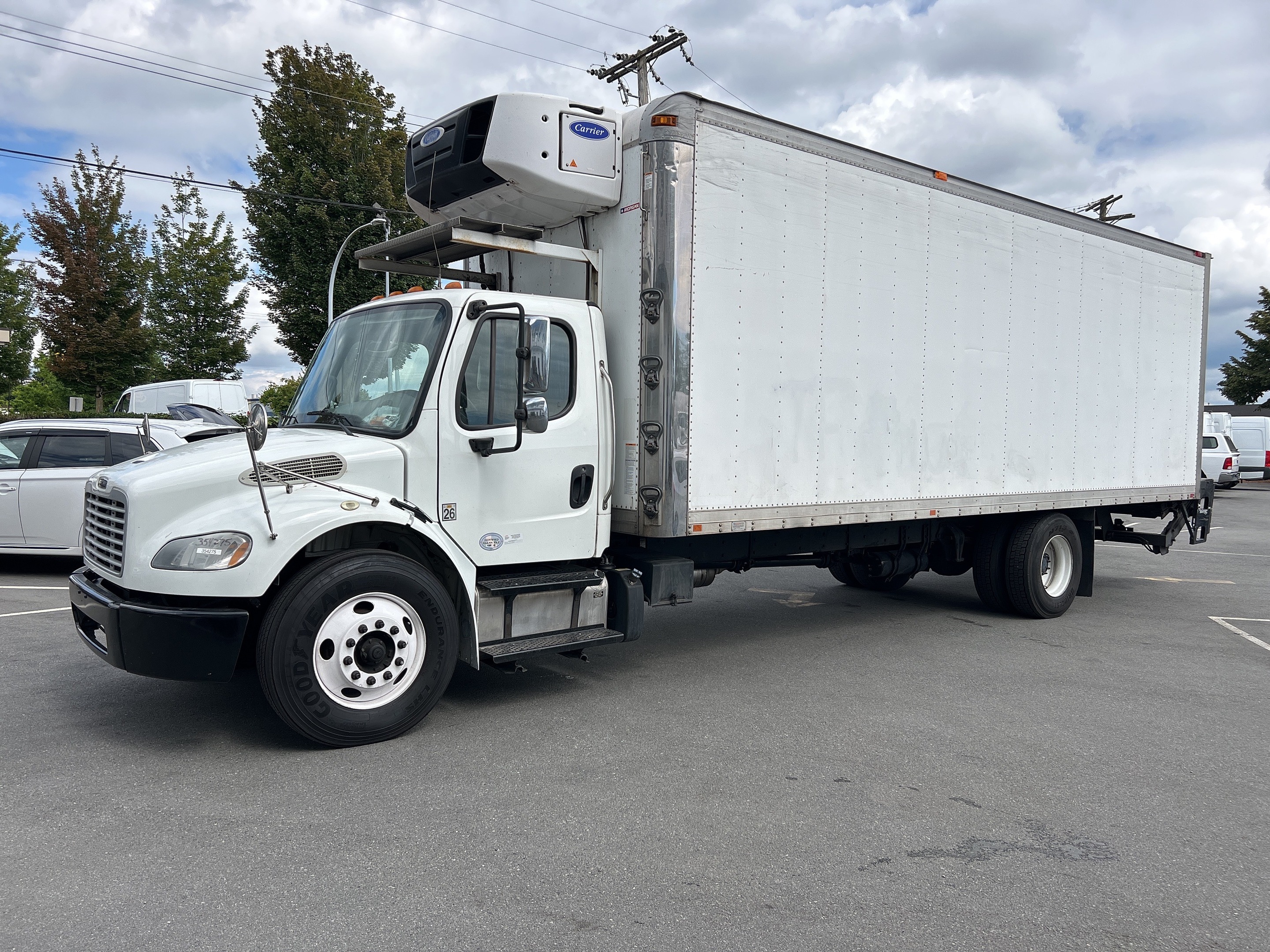 2016 Freightliner BUSINESS CLASS M2 106  REEFER BOX + POWER TAILGATE 