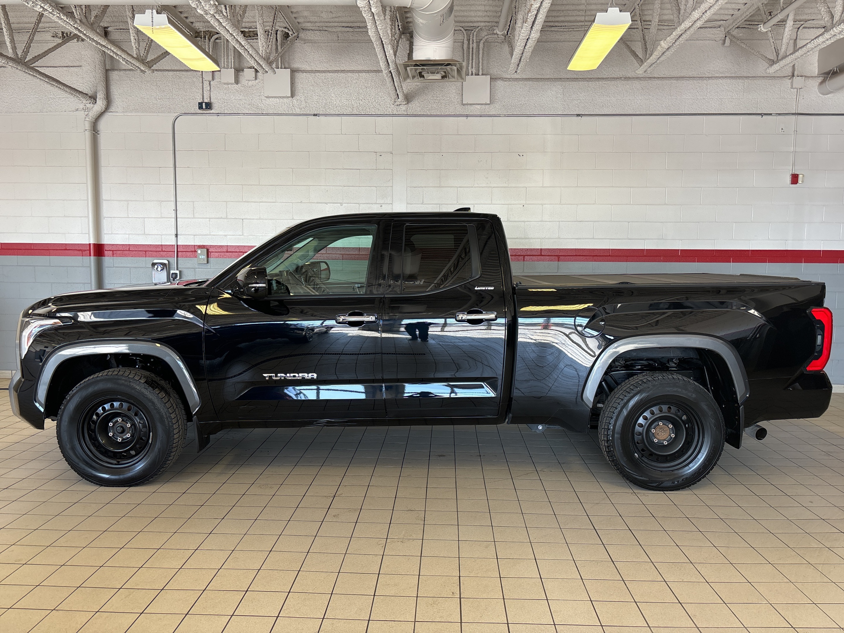 2022 Toyota Tundra 4x4 Double Cab Limited 8 pneus & 8 roues incl.