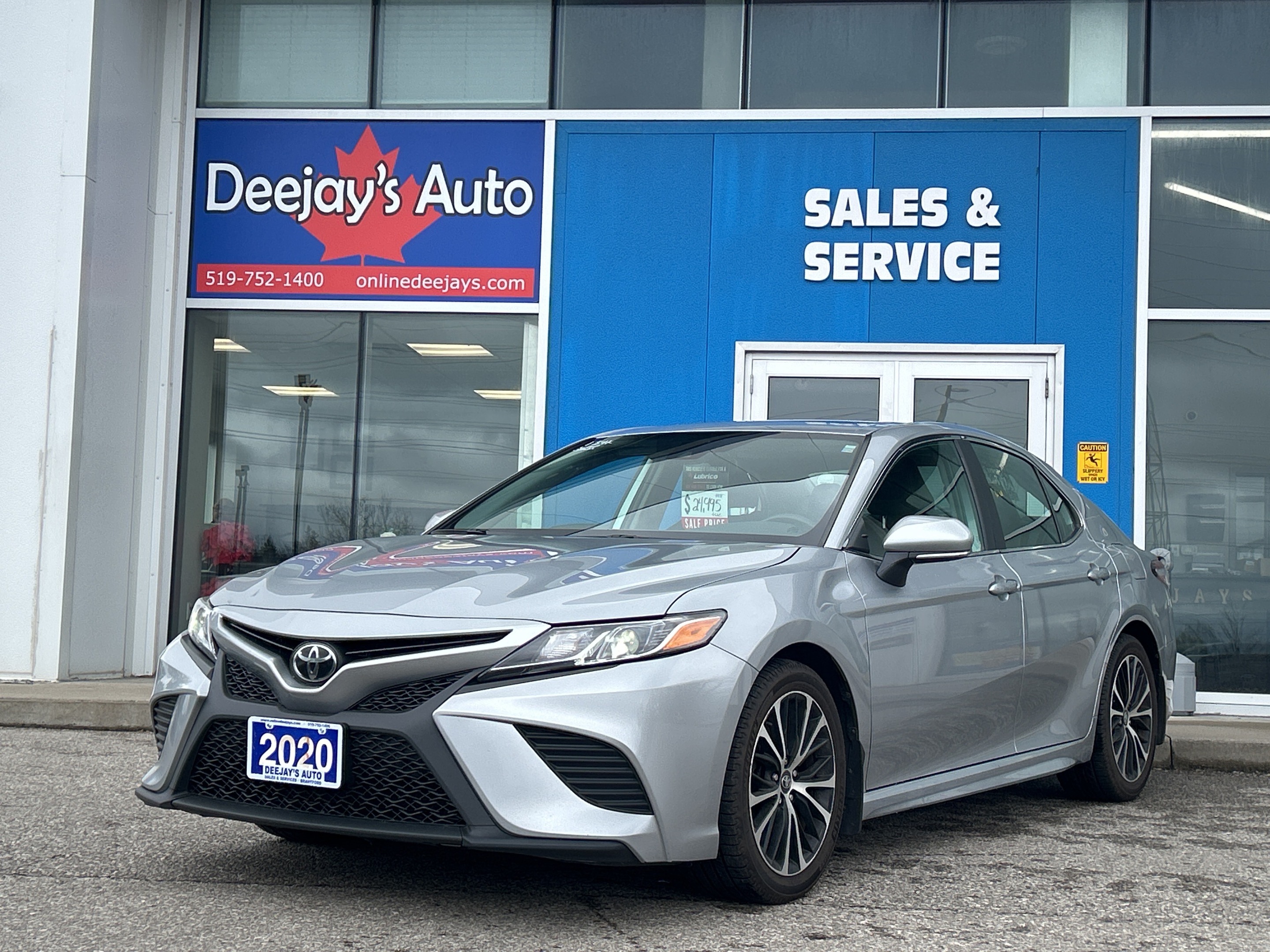 2020 Toyota Camry SE | Sunroof | Leather | Clean Carfax 