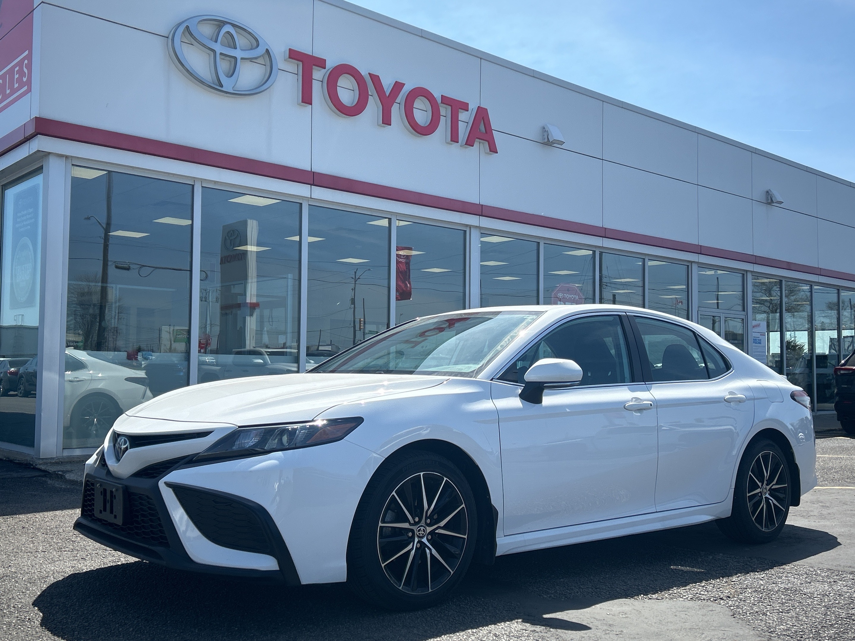 2021 Toyota Camry SE WITH UPGRADE PACKAGE - VERY RARE FIND