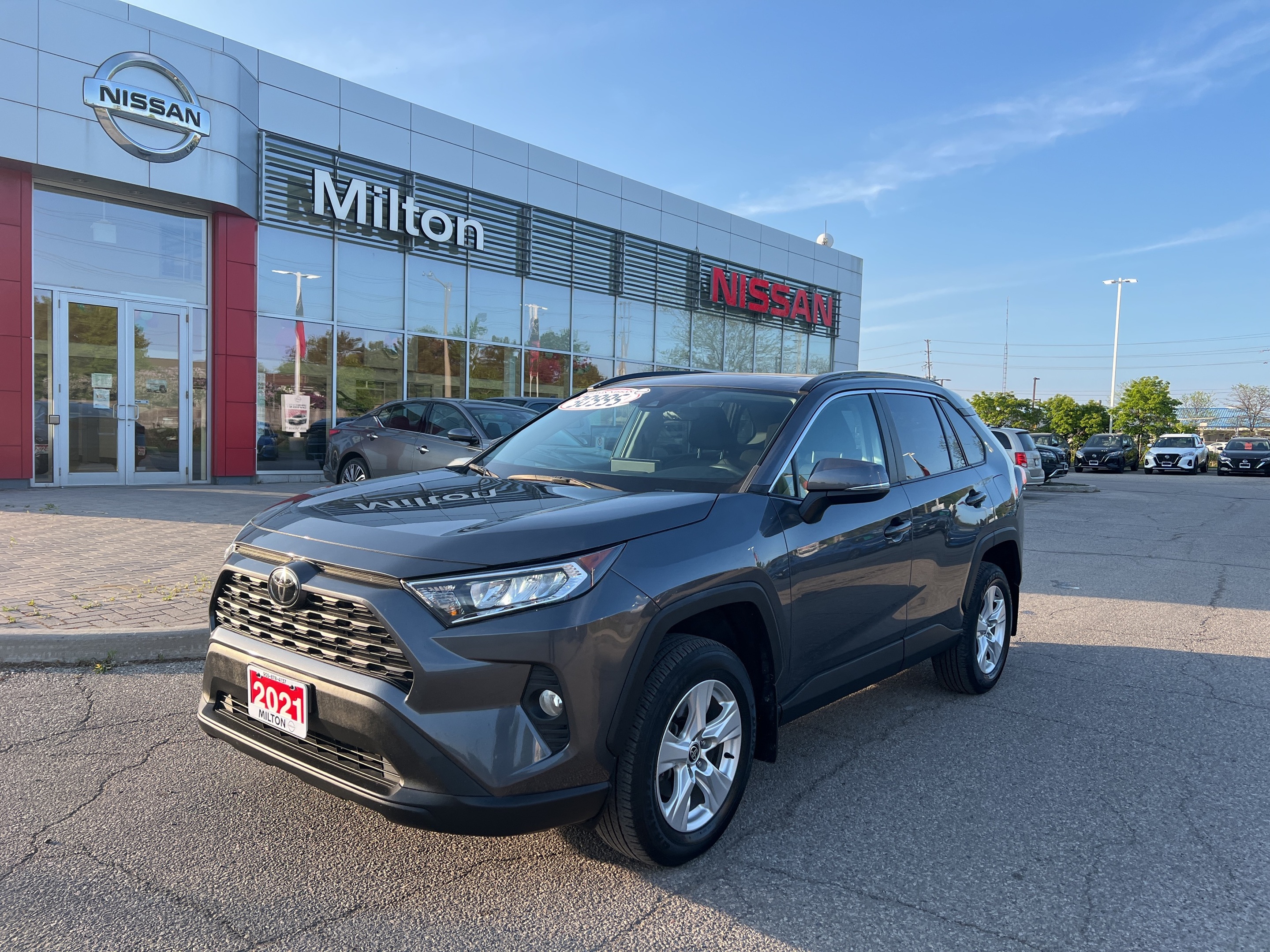 2021 Toyota RAV4 XLE/Moon roof/ AWD only 62,000 km 