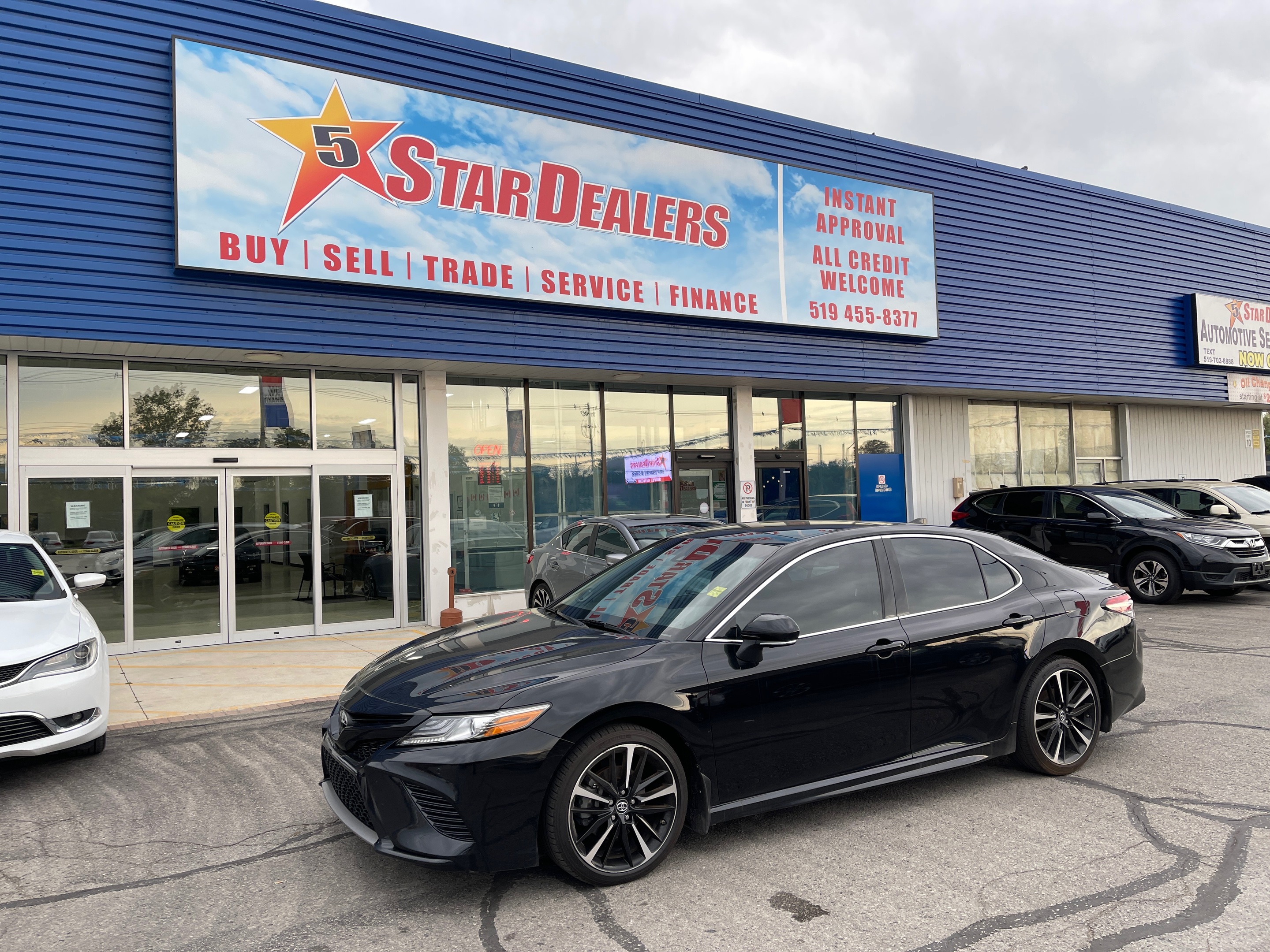 2018 Toyota Camry NAV LEATHER SUNROOF MINT! WE FINANCE ALL CREDIT!