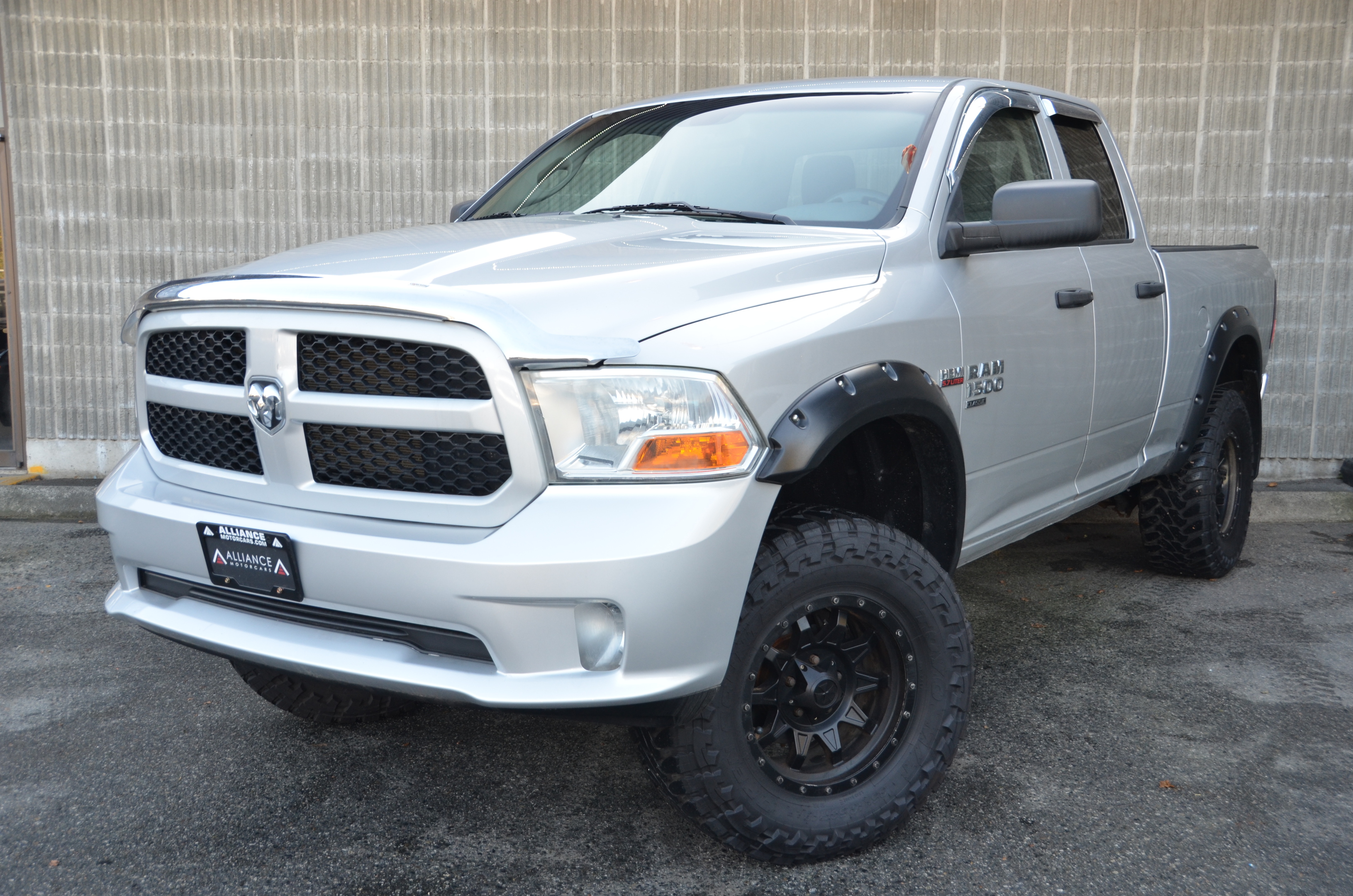 2019 Ram 1500 Classic Express LIFTED, AFTERMARKET WHEELS!