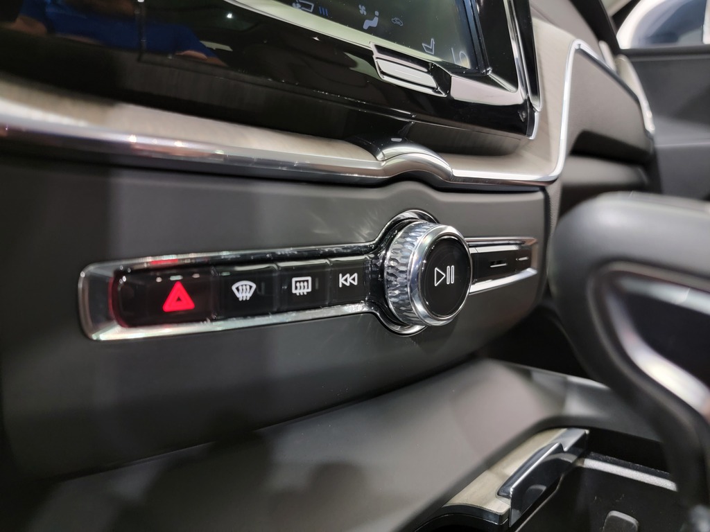 Volvo XC60 2020 Climatisation, Système de navigation, Mirroirs électriques, Sièges électriques, Vitres électriques, Régulateur de vitesse, Sièges chauffants, Mémoires de sièges, Bluetooth, Hayon à ouverture mécanique, Toit ouvrant à vision panoramique, caméra-rétroviseur, Commandes de la radio au volant