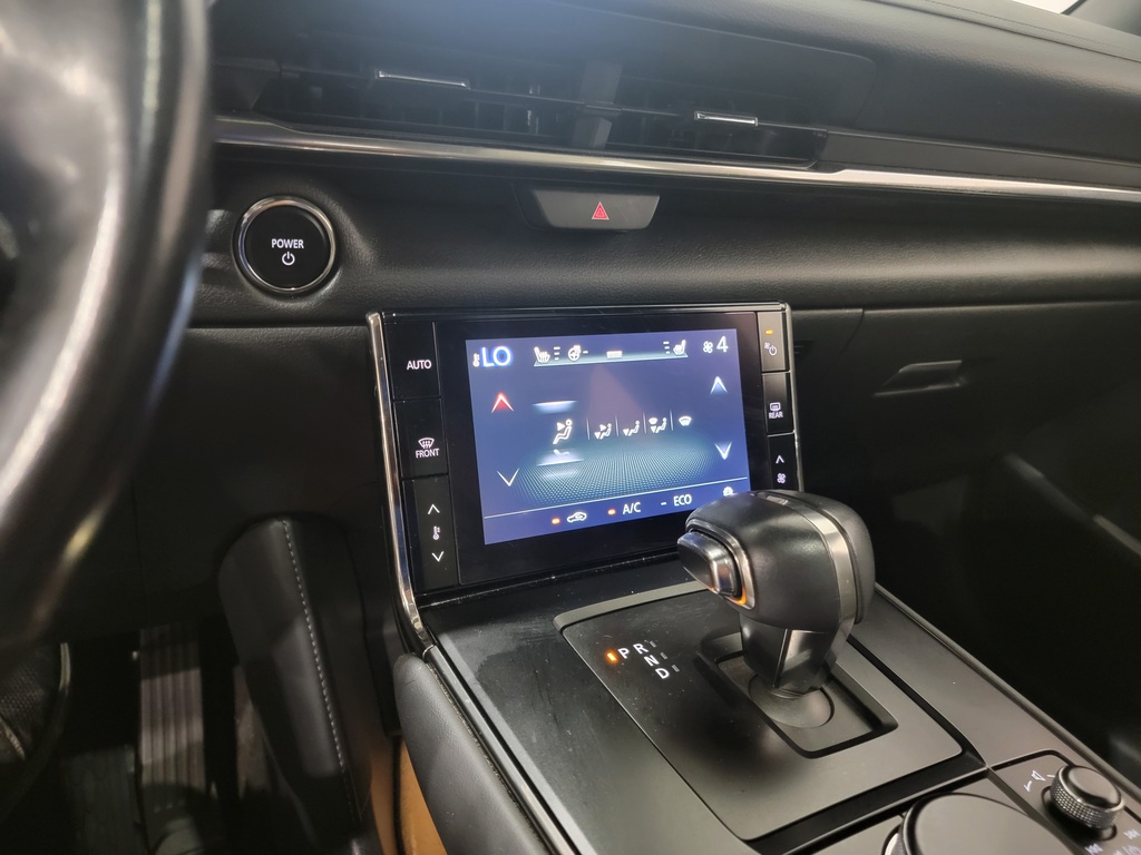 Mazda MX-30 2022 Climatisation, Système de navigation, Mirroirs électriques, Sièges électriques, Vitres électriques, Régulateur de vitesse, Sièges chauffants, Verrouillage électrique, Toit ouvrant, Mémoires de sièges, Bluetooth, Volant chauffant, Commandes de la radio au volant
