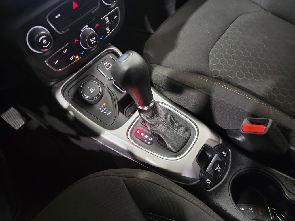 Jeep Compass 2020 Climatisation, Mirroirs électriques, Vitres électriques, Régulateur de vitesse, Sièges chauffants, Verrouillage électrique, Bluetooth, caméra-rétroviseur, Volant chauffant, Commandes de la radio au volant