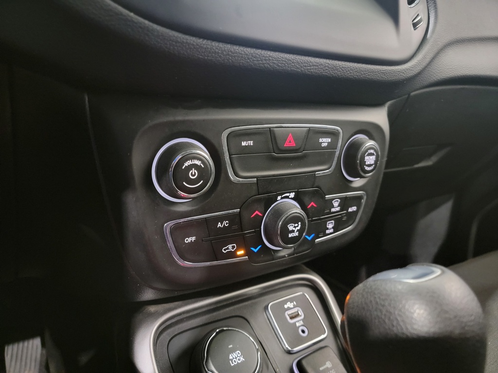 Jeep Compass 2020 Climatisation, Mirroirs électriques, Vitres électriques, Régulateur de vitesse, Sièges chauffants, Verrouillage électrique, Bluetooth, caméra-rétroviseur, Volant chauffant, Commandes de la radio au volant
