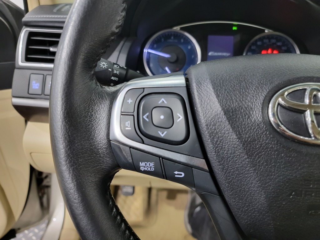 Toyota Camry 2017 Climatisation, Système de navigation, Mirroirs électriques, Sièges électriques, Vitres électriques, Sièges chauffants, Intérieur cuir, Verrouillage électrique, Toit ouvrant, Régulateur de vitesse, Bluetooth, caméra-rétroviseur, Commandes de la radio au volant