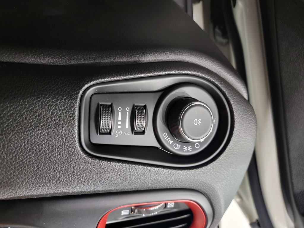Jeep Renegade 2015 Climatisation, Système de navigation, Mirroirs électriques, Sièges électriques, Vitres électriques, Régulateur de vitesse, Sièges chauffants, Intérieur cuir, Verrouillage électrique, Bluetooth, caméra-rétroviseur, Volant chauffant, Commandes de la radio au volant