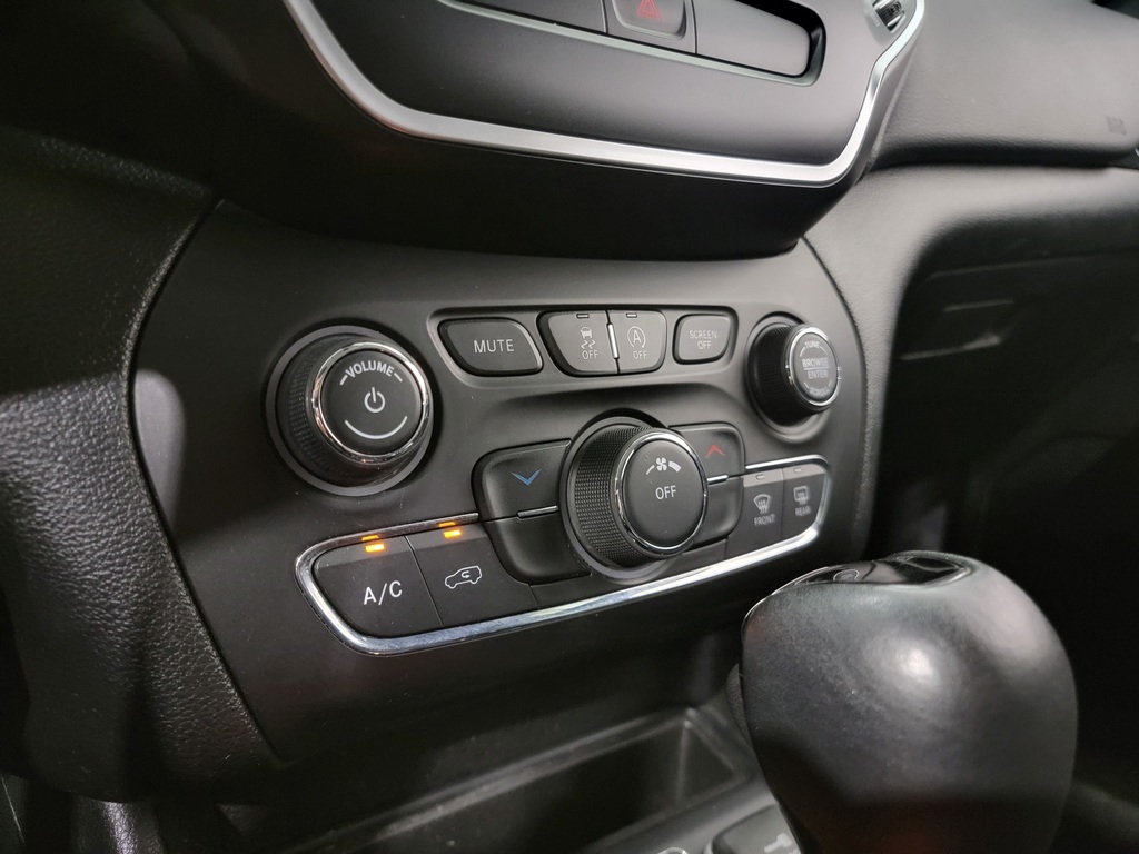 Jeep Cherokee 2019 Air conditioner, Electric mirrors, Power Seats, Electric windows, Speed regulator, Heated seats, Electric lock, Bluetooth, rear-view camera, Heated steering wheel, Steering wheel radio controls