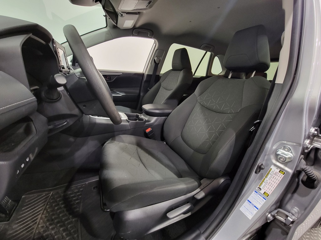 Toyota RAV4 2021 Air conditioner, Electric mirrors, Electric windows, Speed regulator, Heated seats, Electric lock, Bluetooth, rear-view camera, Steering wheel radio controls