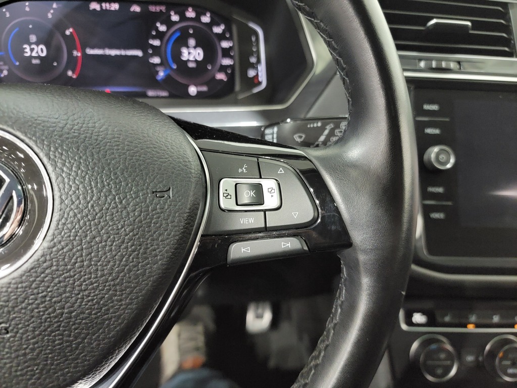 Volkswagen Tiguan 2021 Climatisation, Système de navigation, Mirroirs électriques, Sièges électriques, Vitres électriques, Régulateur de vitesse, Sièges chauffants, Verrouillage électrique, Bluetooth, Toit ouvrant à vision panoramique, caméra-rétroviseur, Commandes de la radio au volant