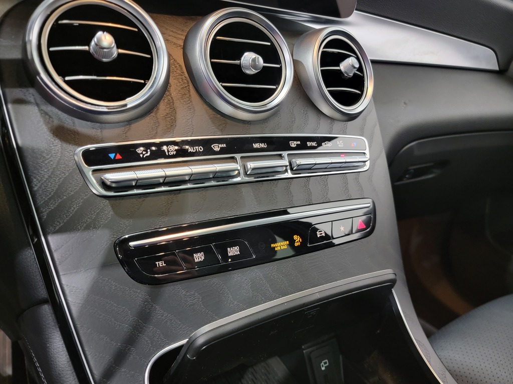 Mercedes-Benz GLC 2020 Climatisation, Système de navigation, Mirroirs électriques, Sièges électriques, Vitres électriques, Régulateur de vitesse, Sièges chauffants, Intérieur cuir, Verrouillage électrique, Mémoires de sièges, Bluetooth, Toit ouvrant à vision panoramique, caméra-rétroviseur, Commandes de la radio au volant