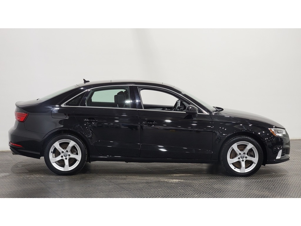 Audi A3 2019 Air conditioner, Electric mirrors, Power Seats, Electric windows, Heated seats, Leather interior, Electric lock, Sunroof, Speed regulator, Bluetooth, rear-view camera, Steering wheel radio controls