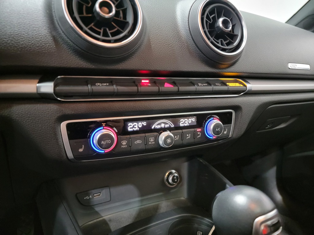 Audi A3 2020 Climatisation, Mirroirs électriques, Sièges électriques, Vitres électriques, Sièges chauffants, Intérieur cuir, Verrouillage électrique, Toit ouvrant, Régulateur de vitesse, Bluetooth, caméra-rétroviseur, Commandes de la radio au volant
