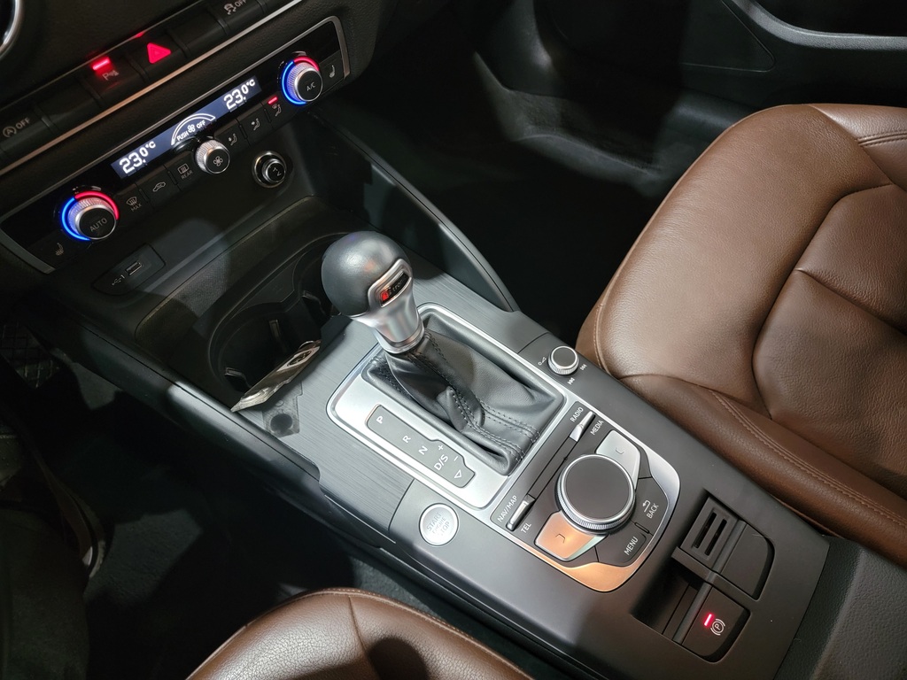 Audi A3 2020 Climatisation, Mirroirs électriques, Sièges électriques, Vitres électriques, Sièges chauffants, Intérieur cuir, Verrouillage électrique, Toit ouvrant, Régulateur de vitesse, Bluetooth, caméra-rétroviseur, Commandes de la radio au volant