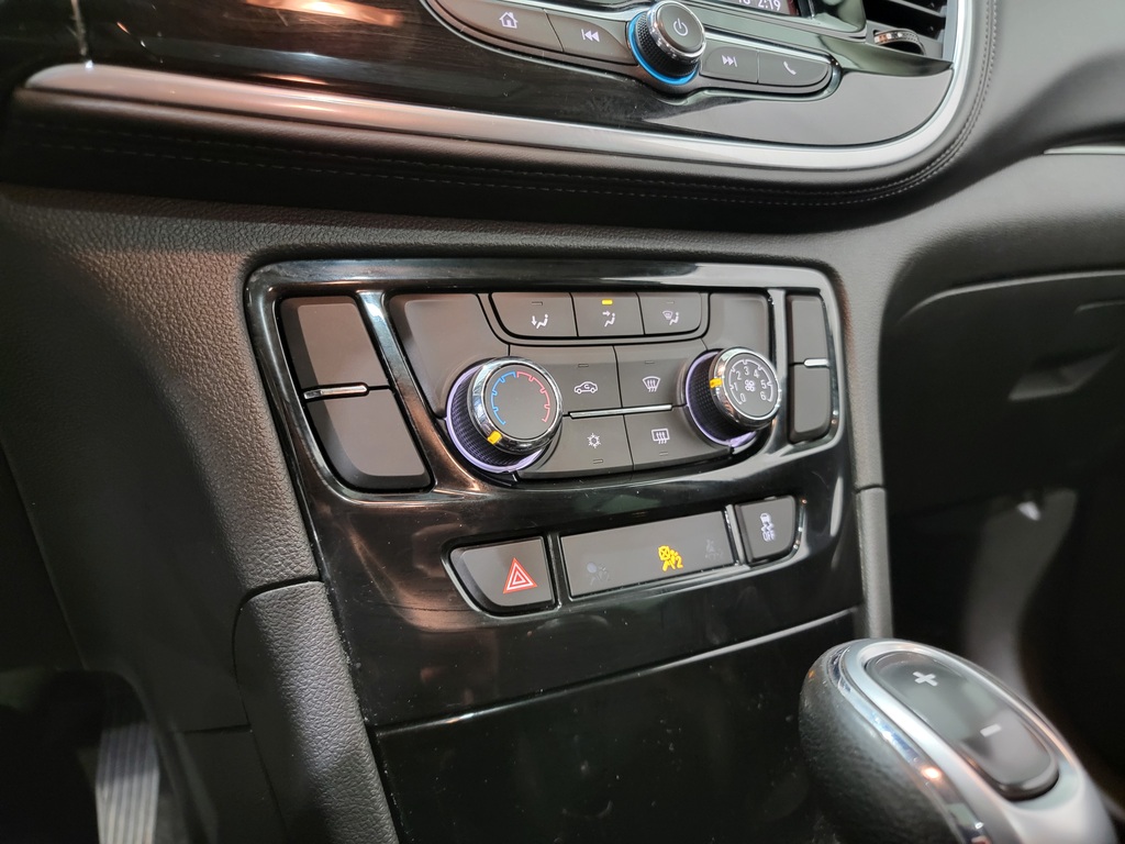 Buick Encore 2022 Climatisation, Mirroirs électriques, Sièges électriques, Vitres électriques, Régulateur de vitesse, Verrouillage électrique, Bluetooth, caméra-rétroviseur, Commandes de la radio au volant