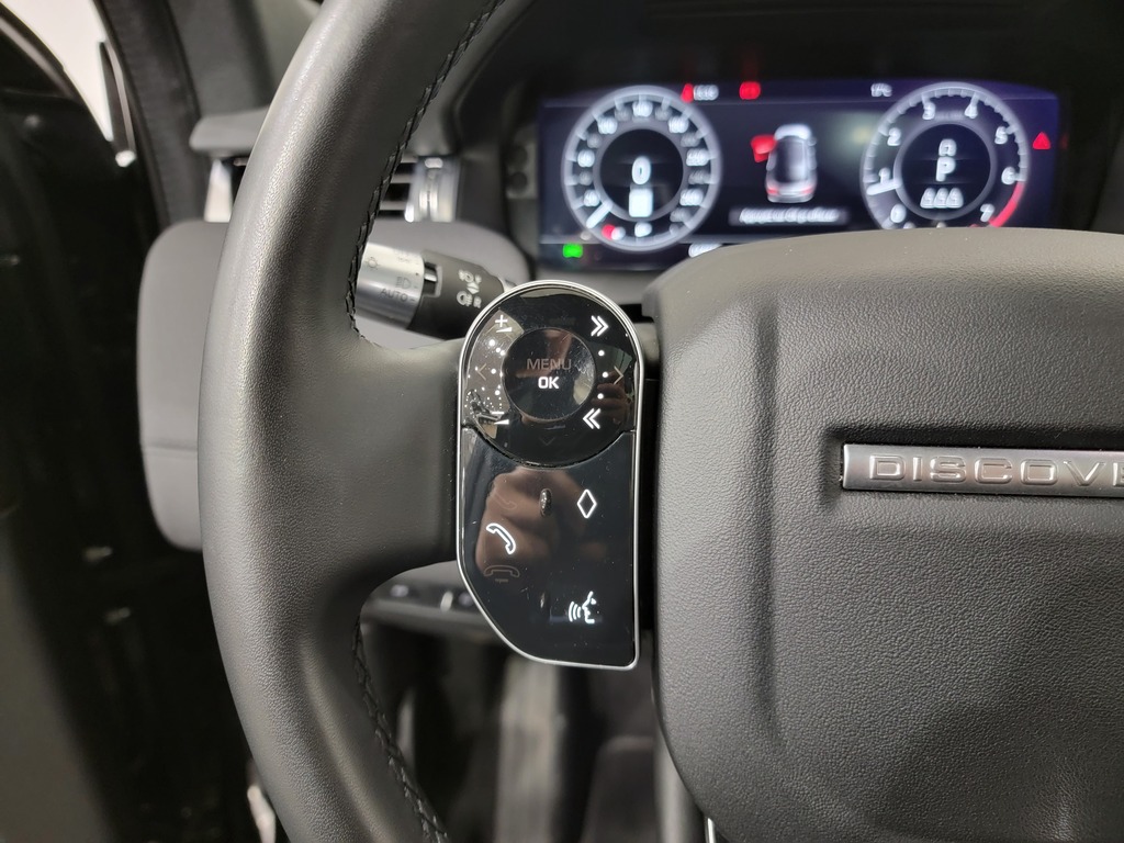 Land Rover Discovery Sport 2020 Climatisation, Système de navigation, Mirroirs électriques, Sièges électriques, Vitres électriques, Régulateur de vitesse, Sièges chauffants, Intérieur cuir, Verrouillage électrique, Mémoires de sièges, Bluetooth, Toit ouvrant à vision panoramique, caméra-rétroviseur, Volant chauffant, Commandes de la radio au volant