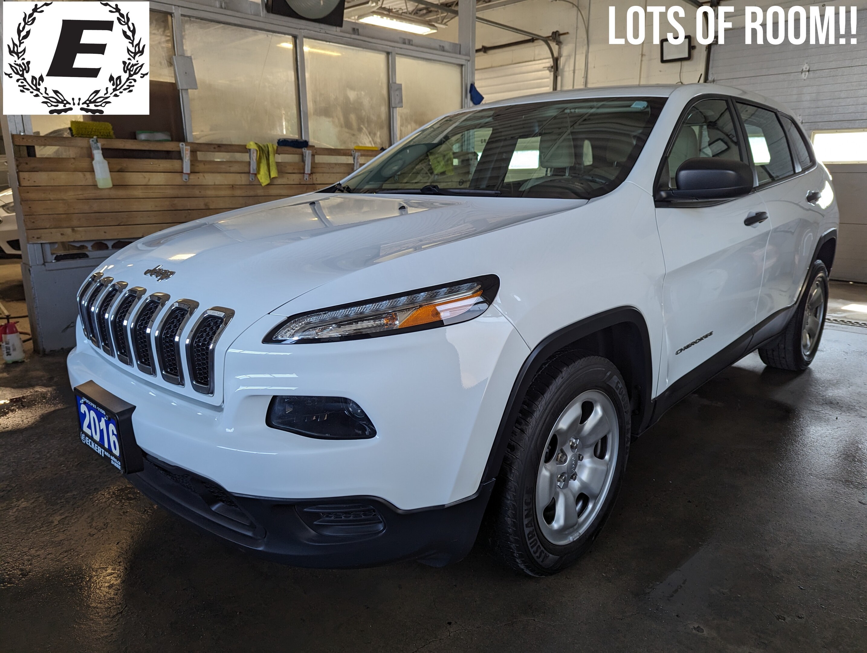 2016 Jeep Cherokee FWD 4dr Sport  LOTS OF ROOM!!