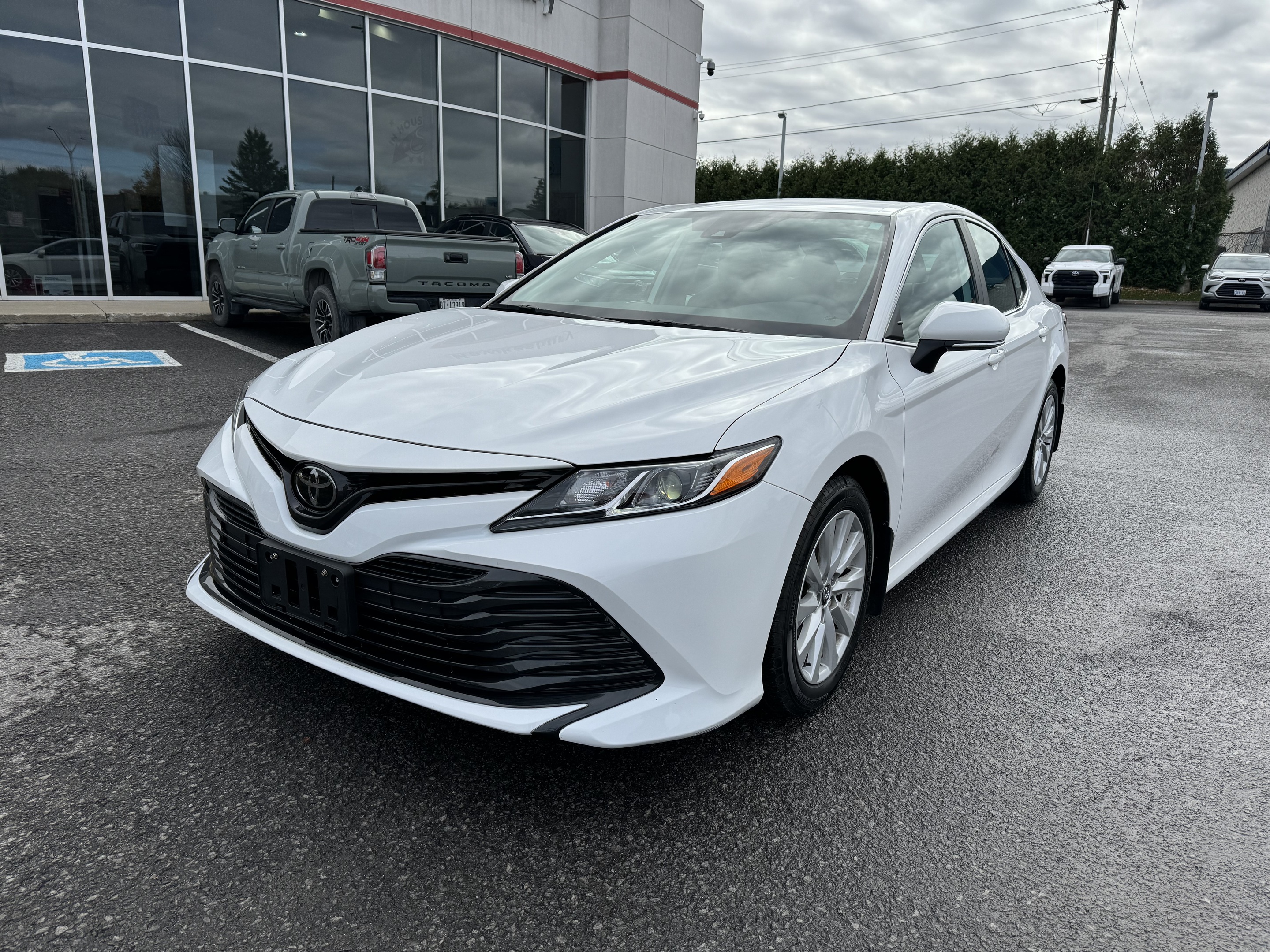2020 Toyota Camry LE ONE OWNER LOW KM 18038 WOW TOYOTA CERTIFIED MAG