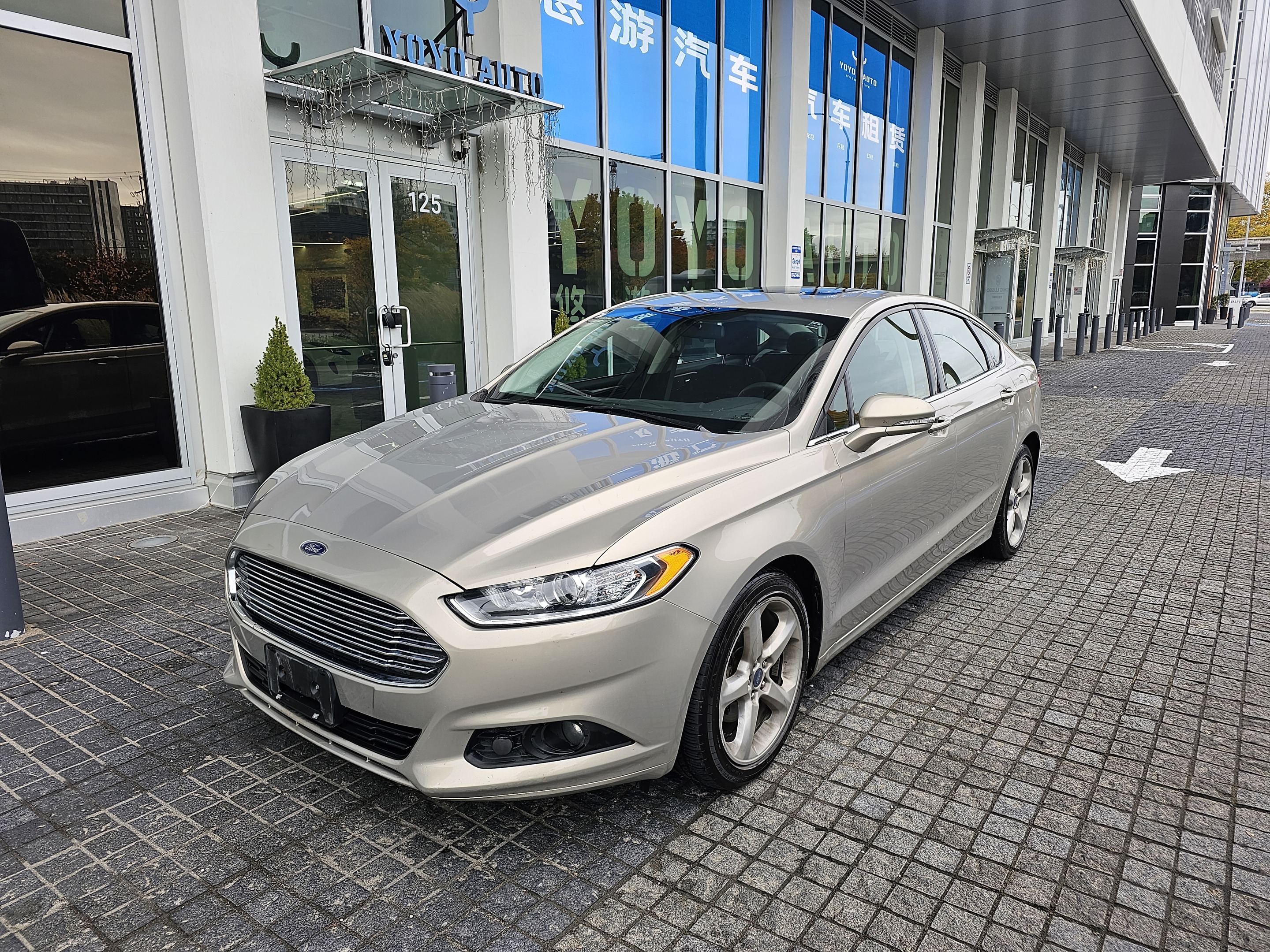2016 Ford Fusion SE AWD with Navi/Sunroof/Ford Sync/Heated Seats