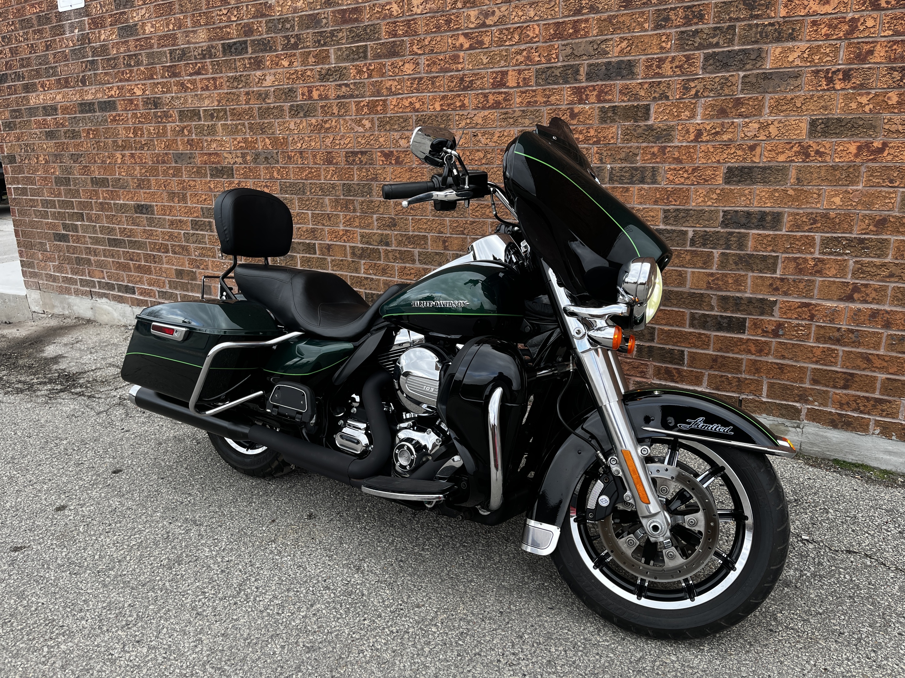2015 Harley-Davidson Ultra Limited **CANADIAN BIKE** **LOOKS LIKE A STREET GLIDE**