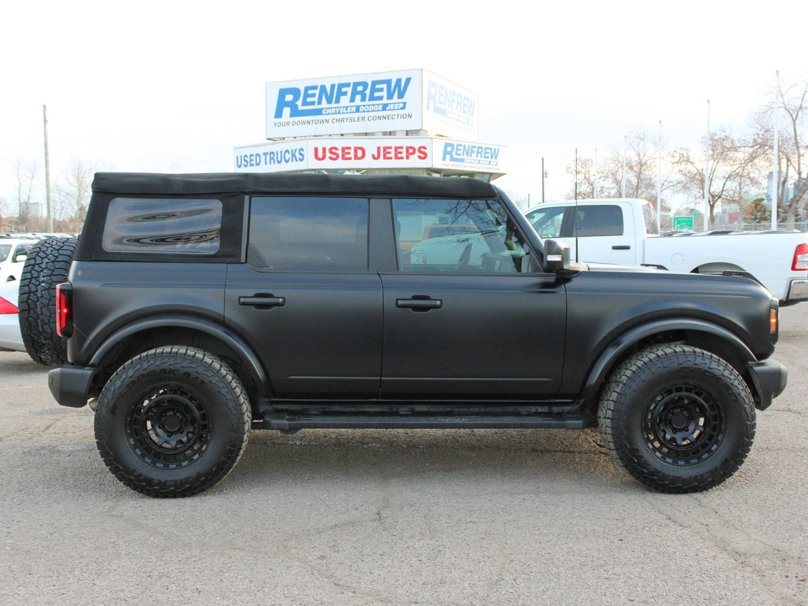 2022 Ford Bronco Outer Banks 4x4, 35 Inch Tires, Matte Black Wrap