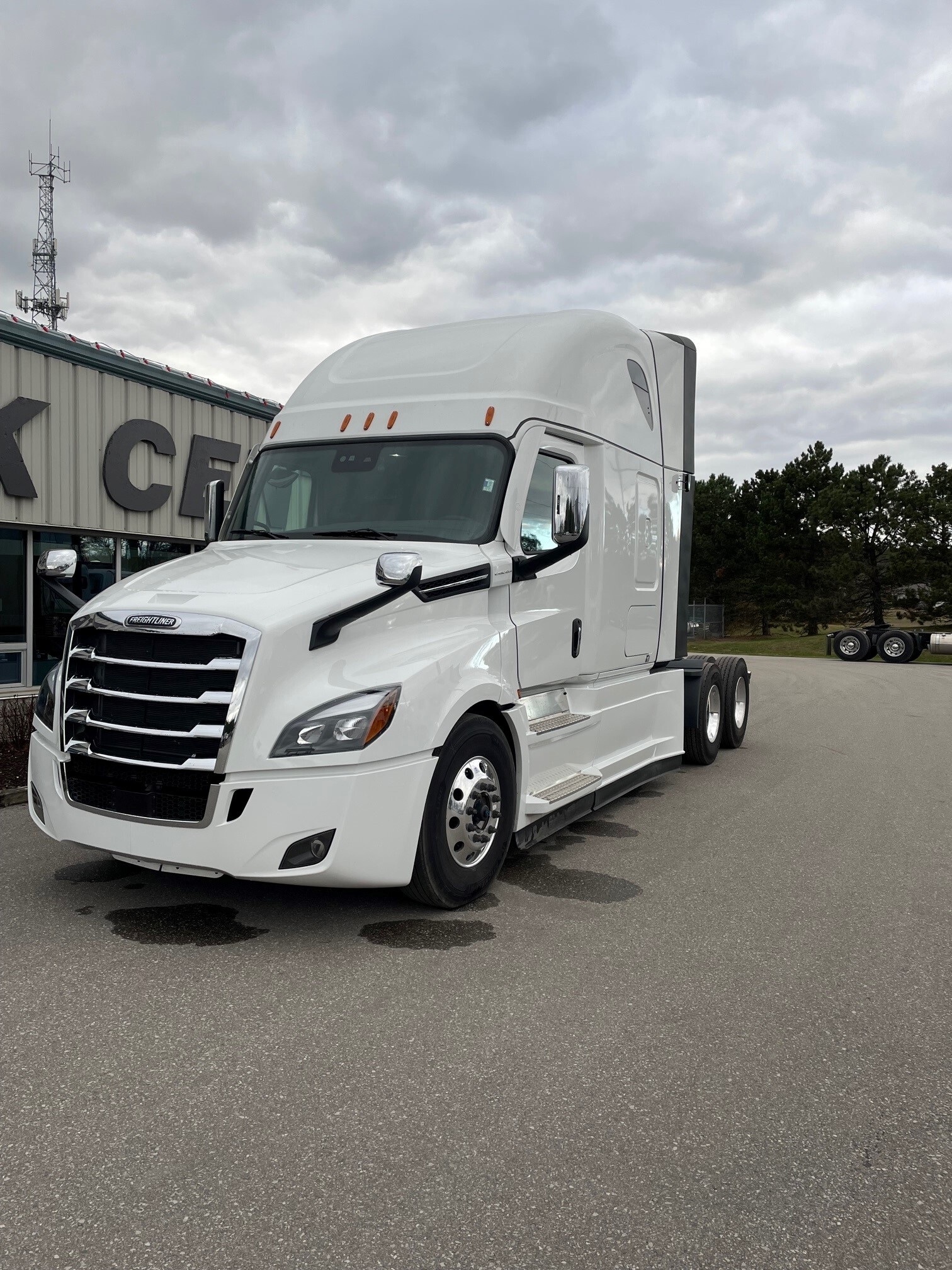 2024 Freightliner Cascadia 2024 Freightliner Cascadia Sleeper - 2 Available!!