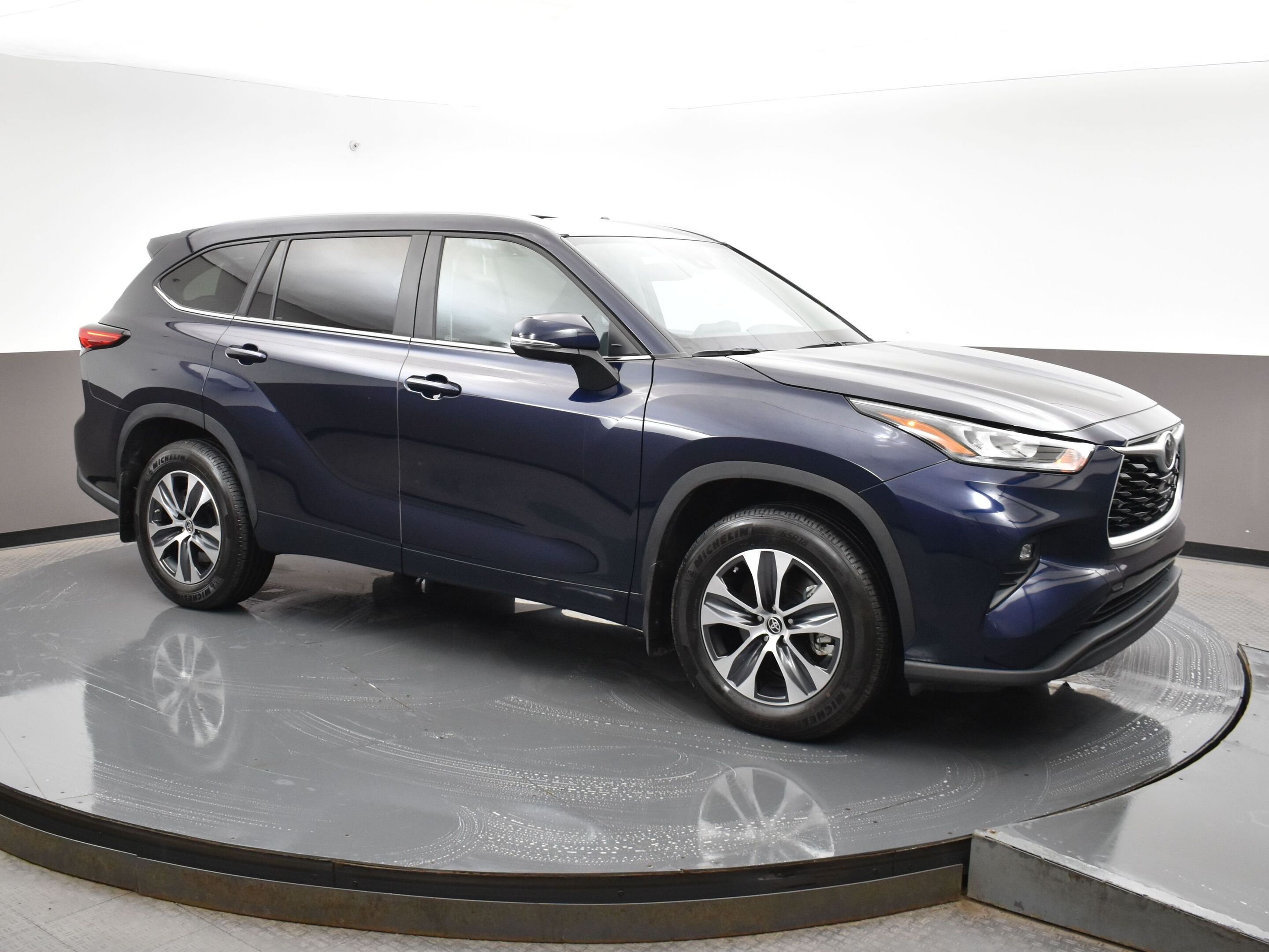 2023 Toyota Highlander XLE AWD WITH HEATED SEATS, APPLE CARPLAY & ANDROID
