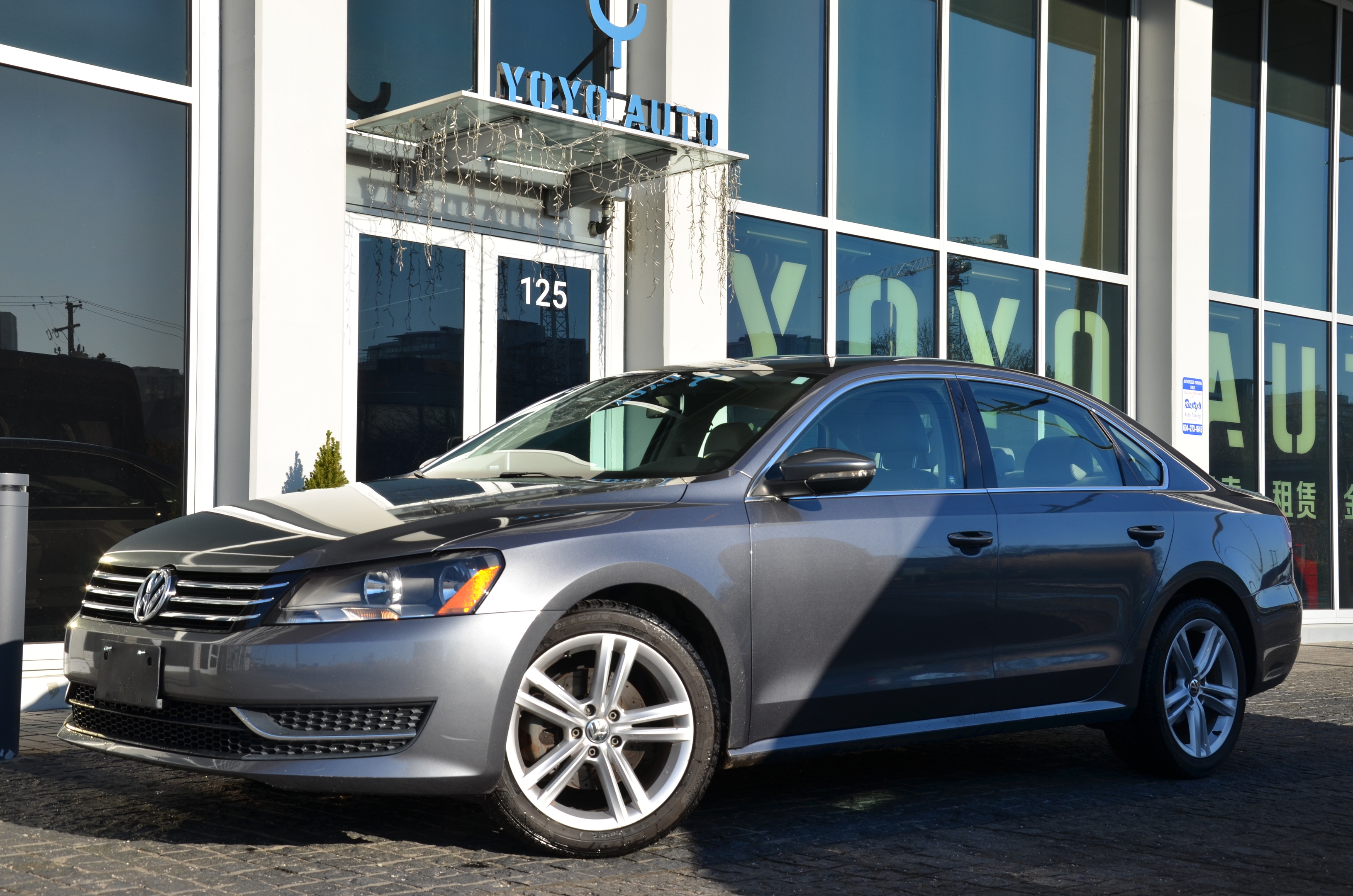 2012 Volkswagen Passat Comfortline with Leather and Sunroof!  Low Miles!