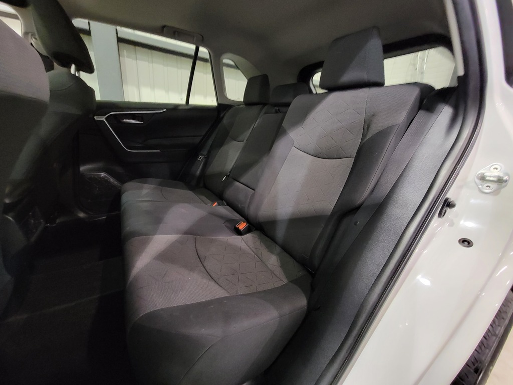Toyota RAV4 2020 Climatisation, Mirroirs électriques, Vitres électriques, Régulateur de vitesse, Sièges chauffants, Verrouillage électrique, Toit ouvrant, Bluetooth, caméra-rétroviseur, Commandes de la radio au volant