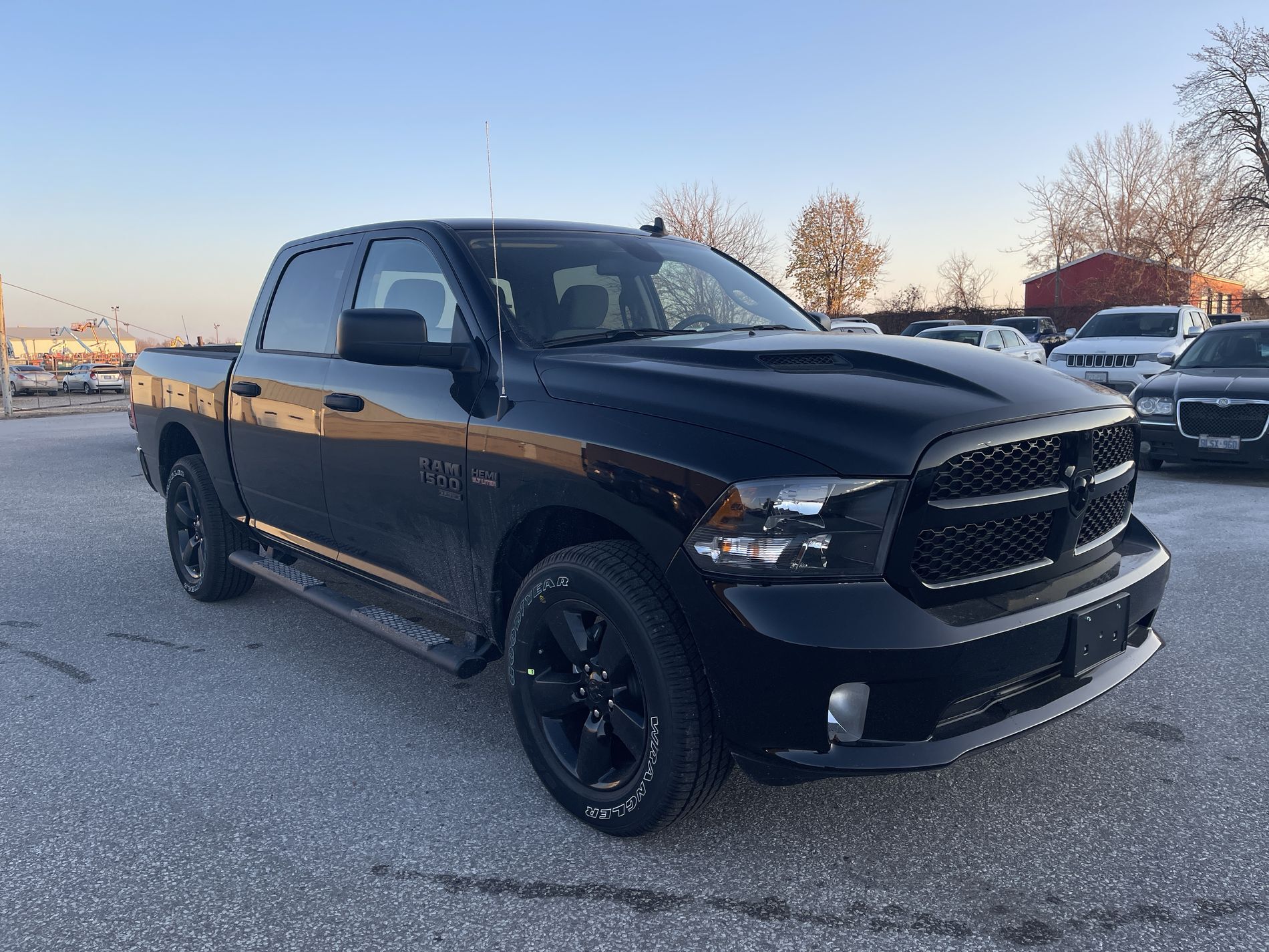 2023 Ram 1500 Classic EXPRESS - CREW CAB - 4x4 - Sub Zero/Night Edition