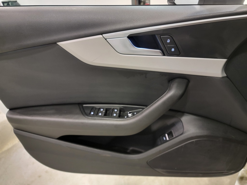 Audi A4 2017 Climatisation, Mirroirs électriques, Sièges électriques, Vitres électriques, Sièges chauffants, Intérieur cuir, Verrouillage électrique, Toit ouvrant, Régulateur de vitesse, Bluetooth, Commandes de la radio au volant
