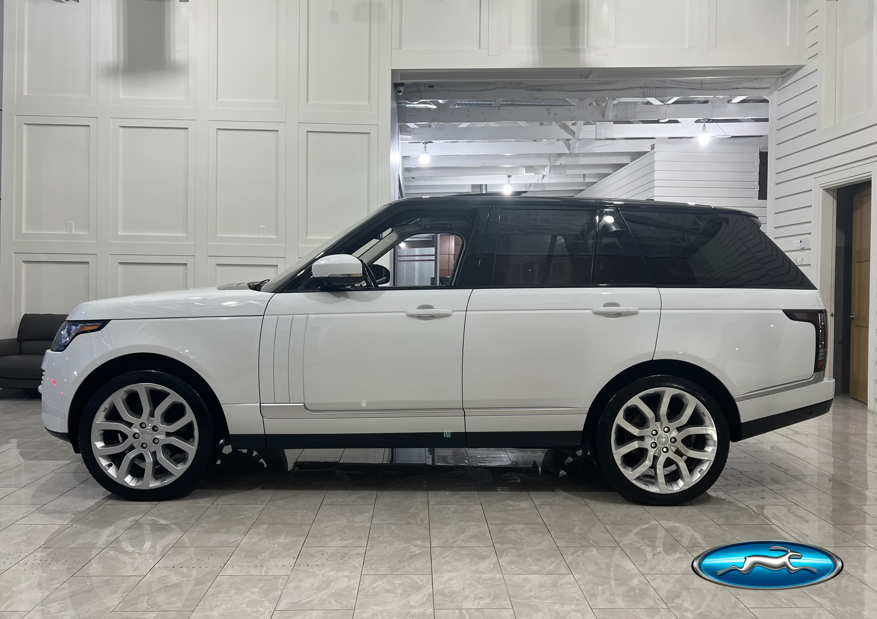 2016 Land Rover Range Rover Td6 HSE w / Navigation , Pano Roof & Backup Cam