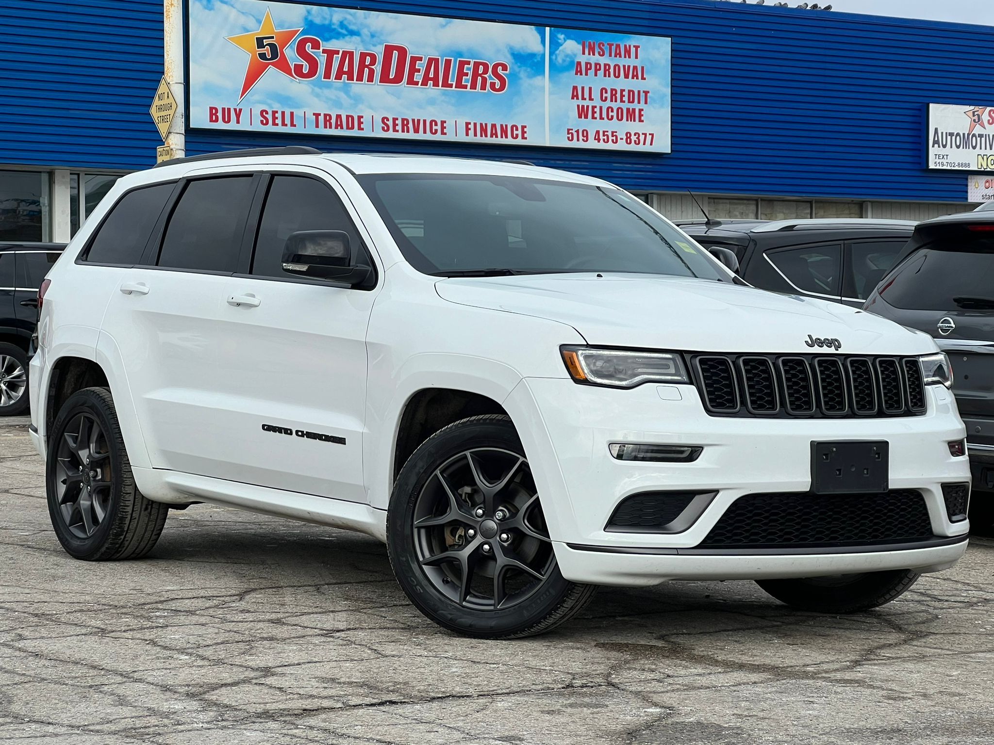 2019 Jeep Grand Cherokee NAV LEATHER PANO ROOF MINT! WE FINANCE ALL CREDIT!