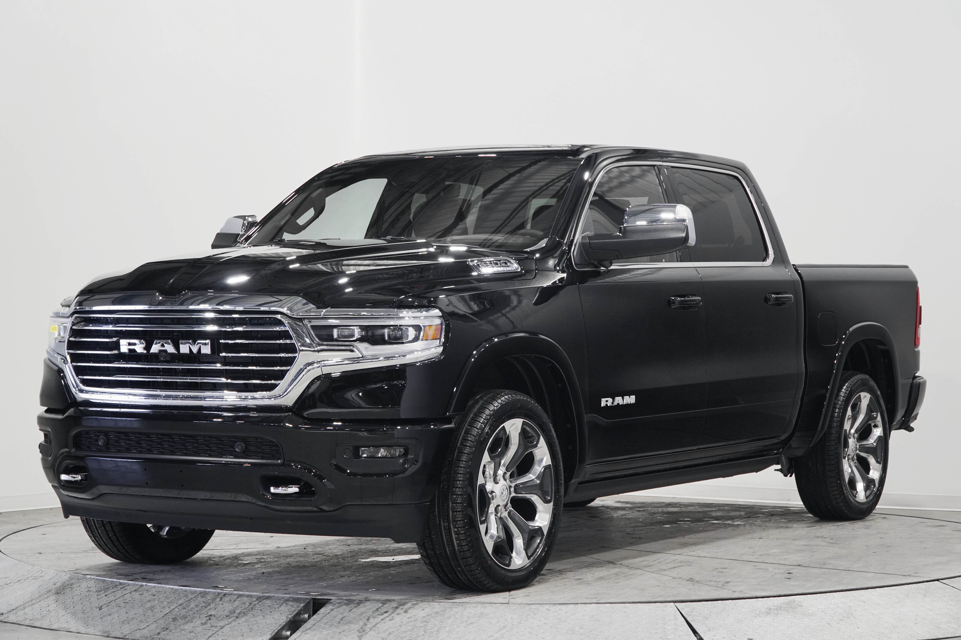 2024 Ram 1500 V8 mags 22 pouces, Cuir, NAV, toit ouvrant pano.