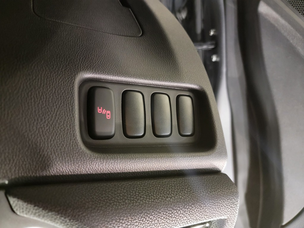 Mitsubishi RVR 2023 Climatisation, Mirroirs électriques, Vitres électriques, Régulateur de vitesse, Sièges chauffants, Verrouillage électrique, Bluetooth, caméra-rétroviseur, Commandes de la radio au volant