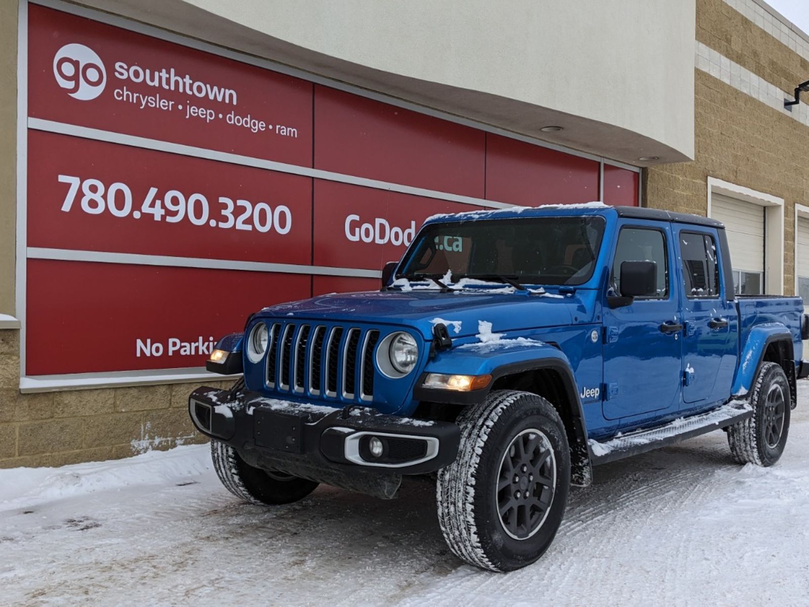 2021 Jeep Gladiator OVERLAND IN HYDRO BLUE EQUIPPED WITH A 3.6L V6 , 4