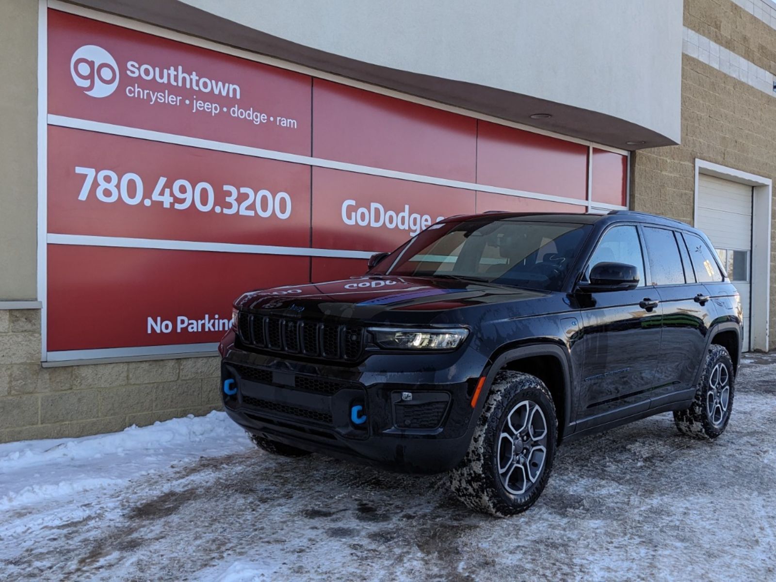 2022 Jeep Grand Cherokee 4xe TRAILHAWK 4XE IN DIAMOND BLACK EQUIPPED WITH A 2.0
