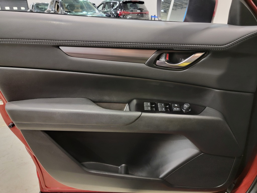 Mazda CX-5 2022 Climatisation, Mirroirs électriques, Sièges électriques, Vitres électriques, Régulateur de vitesse, Sièges chauffants, Intérieur cuir, Verrouillage électrique, Bluetooth, Hayon à ouverture mécanique, caméra-rétroviseur, Volant chauffant, Commandes de la radio au volant