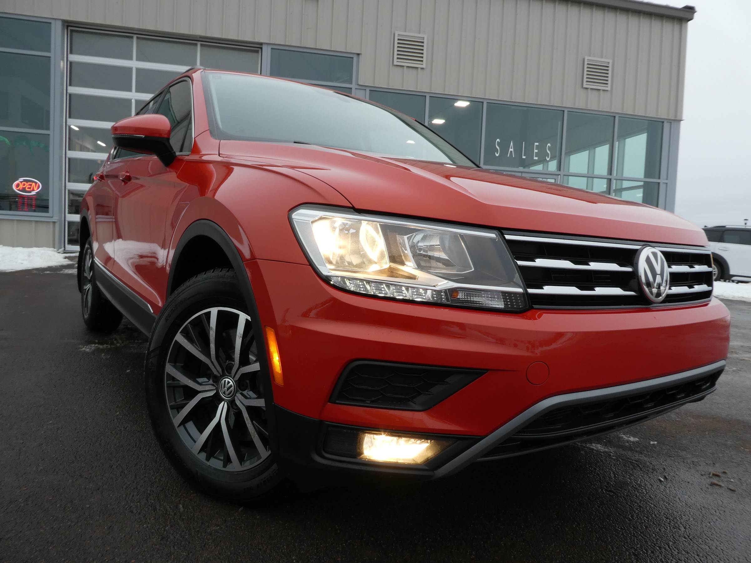 2018 Volkswagen Tiguan Heated Leather, Sunroof , Back Up Camera 