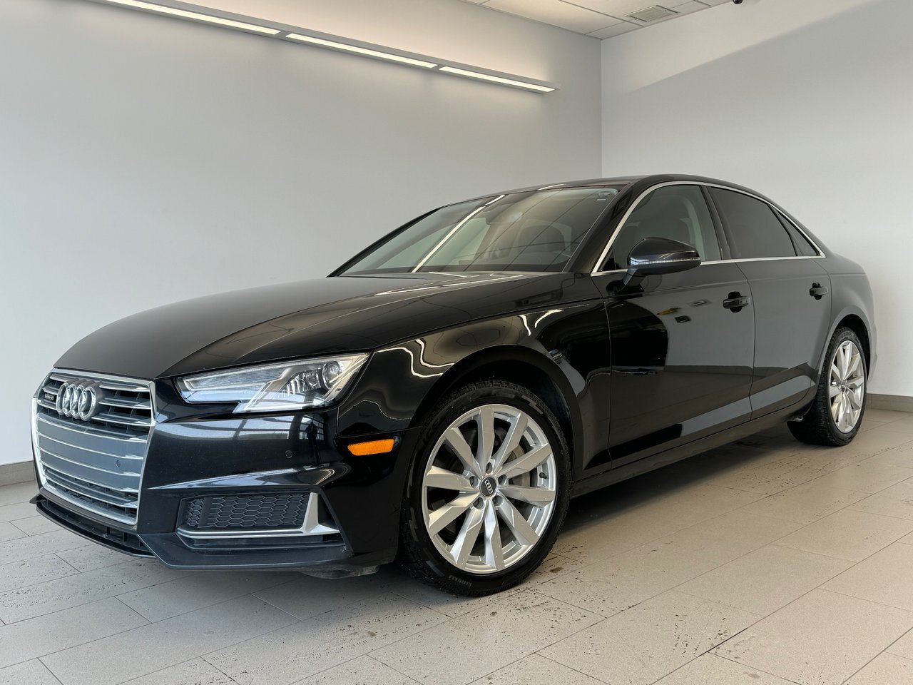 2019 Audi A4 Komfort CLEAN CARFAX / HEATED SEATS AND STEERING /