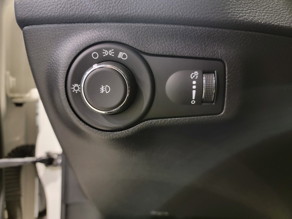 Jeep Compass 2020 Climatisation, Mirroirs électriques, Vitres électriques, Régulateur de vitesse, Miroirs chauffants, Sièges chauffants, Verrouillage électrique, Bluetooth, Prise auxiliaire 12 volts, caméra-rétroviseur, Volant chauffant, Commandes de la radio au volant