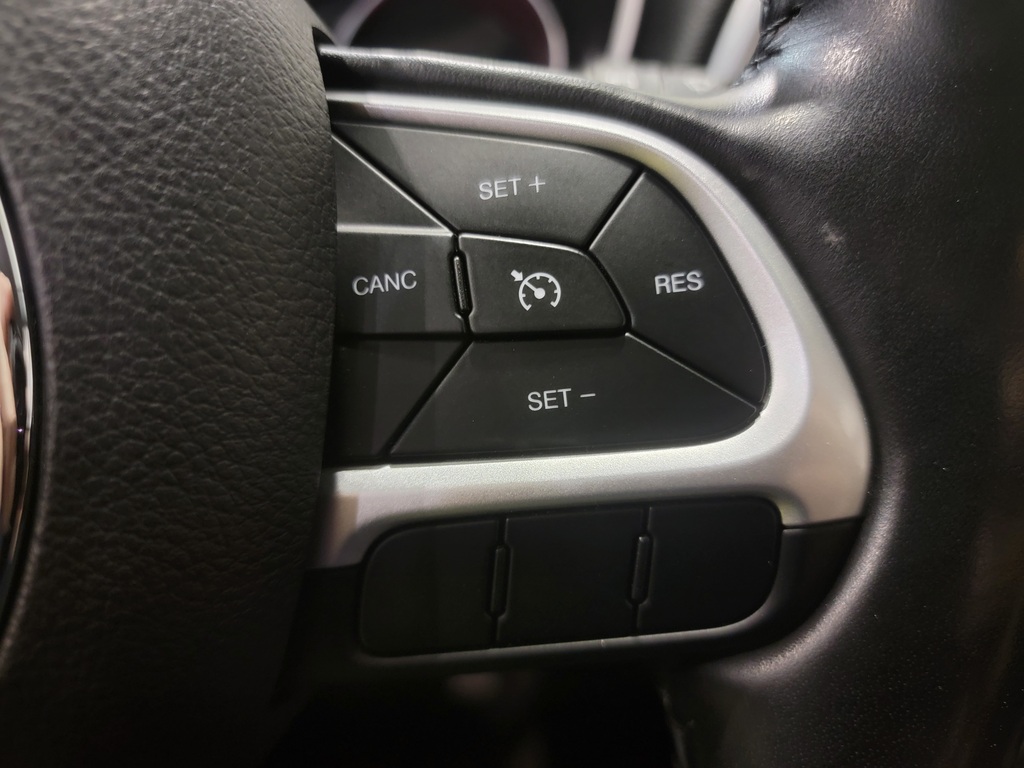 Jeep Compass 2020 Climatisation, Mirroirs électriques, Vitres électriques, Régulateur de vitesse, Miroirs chauffants, Sièges chauffants, Verrouillage électrique, Bluetooth, Prise auxiliaire 12 volts, caméra-rétroviseur, Volant chauffant, Commandes de la radio au volant