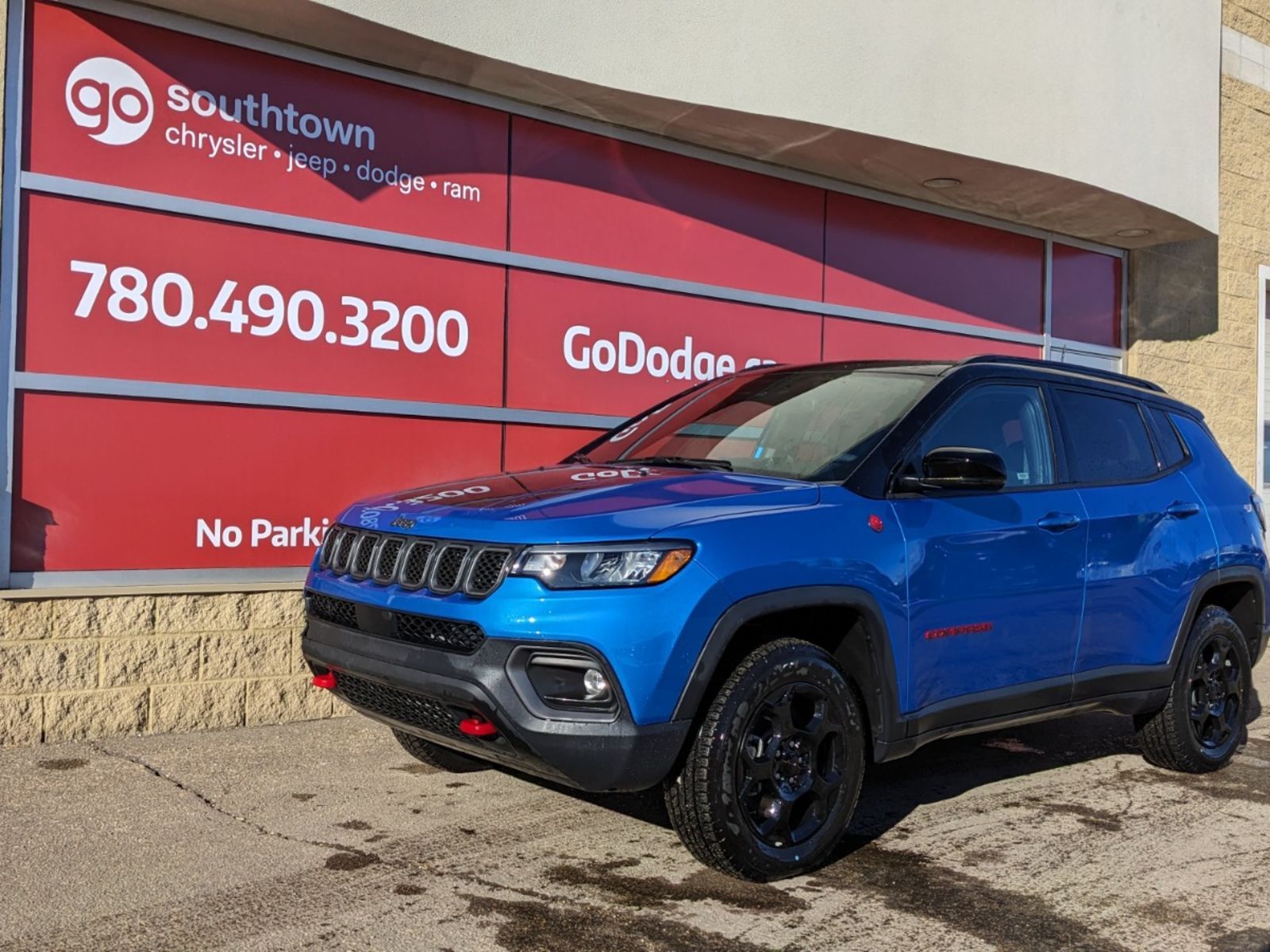 2023 Jeep Compass TRAILHAWK IN LASER BLUE PEARL EQUIPPED WITH A 2.0L