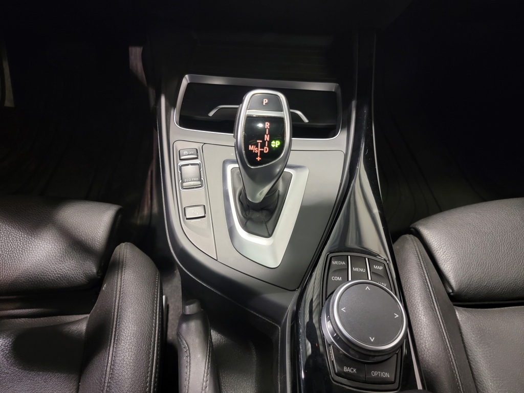 BMW 2 Series 2018 Climatisation, Système de navigation, Mirroirs électriques, Sièges électriques, Vitres électriques, Sièges chauffants, Intérieur cuir, Verrouillage électrique, Toit ouvrant, Régulateur de vitesse, Mémoires de sièges, Bluetooth, caméra-rétroviseur, Commandes de la radio au volant