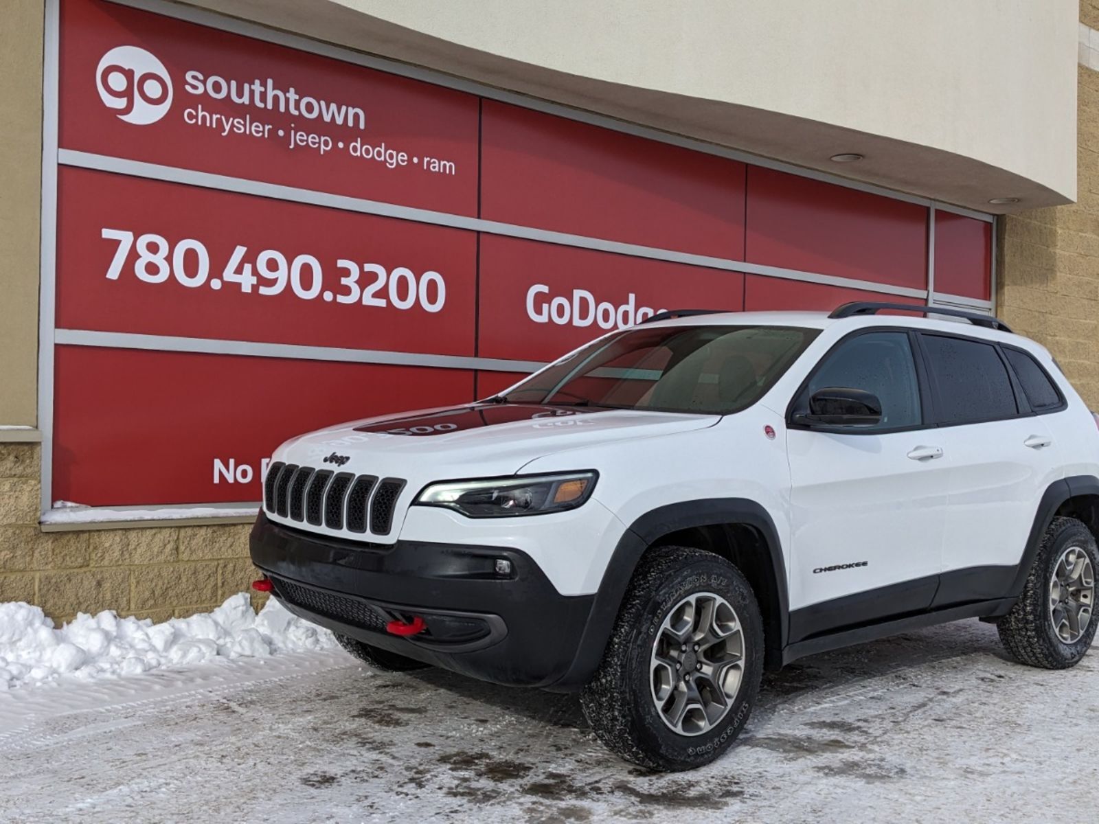 2022 Jeep Cherokee TRAILHAWK IN BRIGHT WHITE EQUIPPED WITH A 3.2L V6 